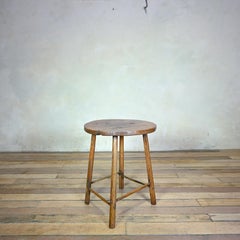 Table d'appoint ronde primitive en frêne et orme du Pays de Galles du XVIIIe siècle