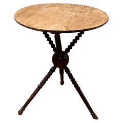 Une charmante table circulaire à trois pieds en pin datant de la fin du XIXe siècle