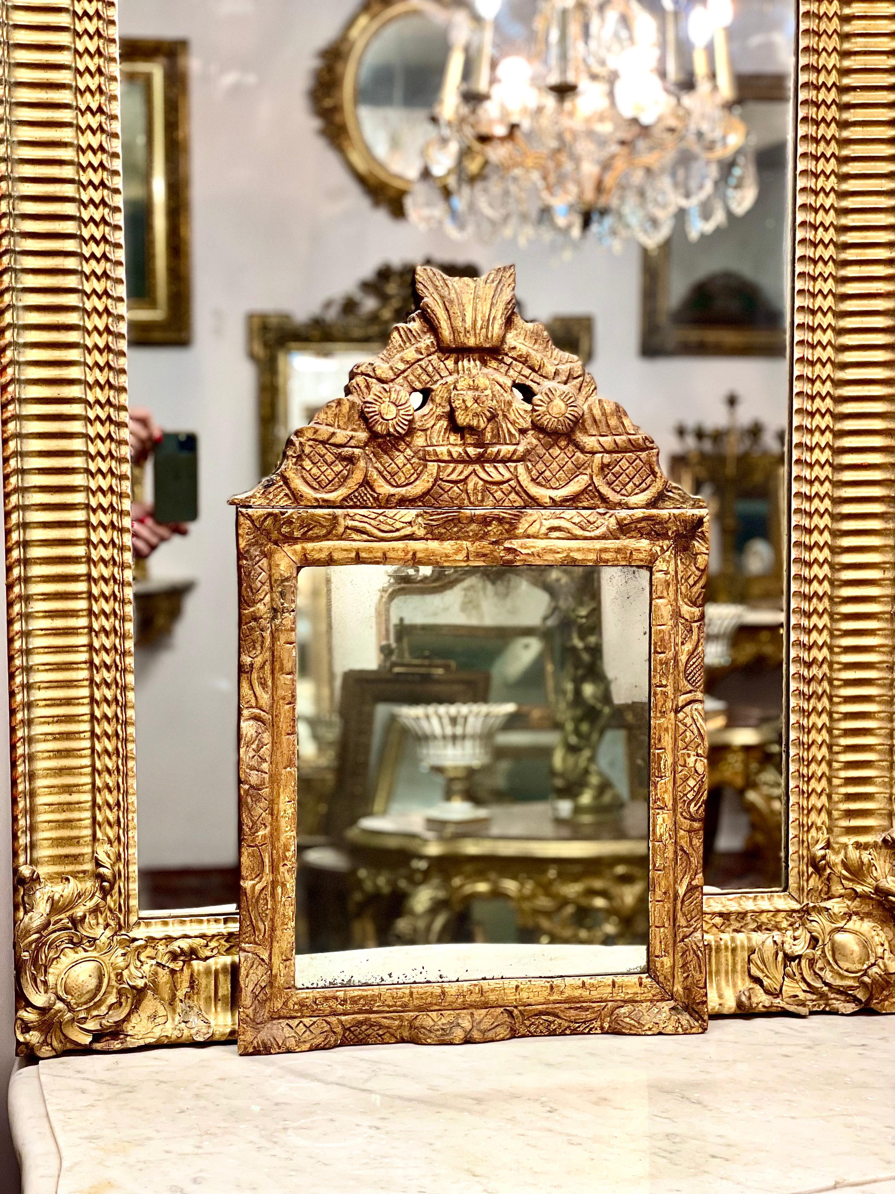  18th Century French Regence Giltwood Boudoir Mirror In Good Condition In LA CIOTAT, FR