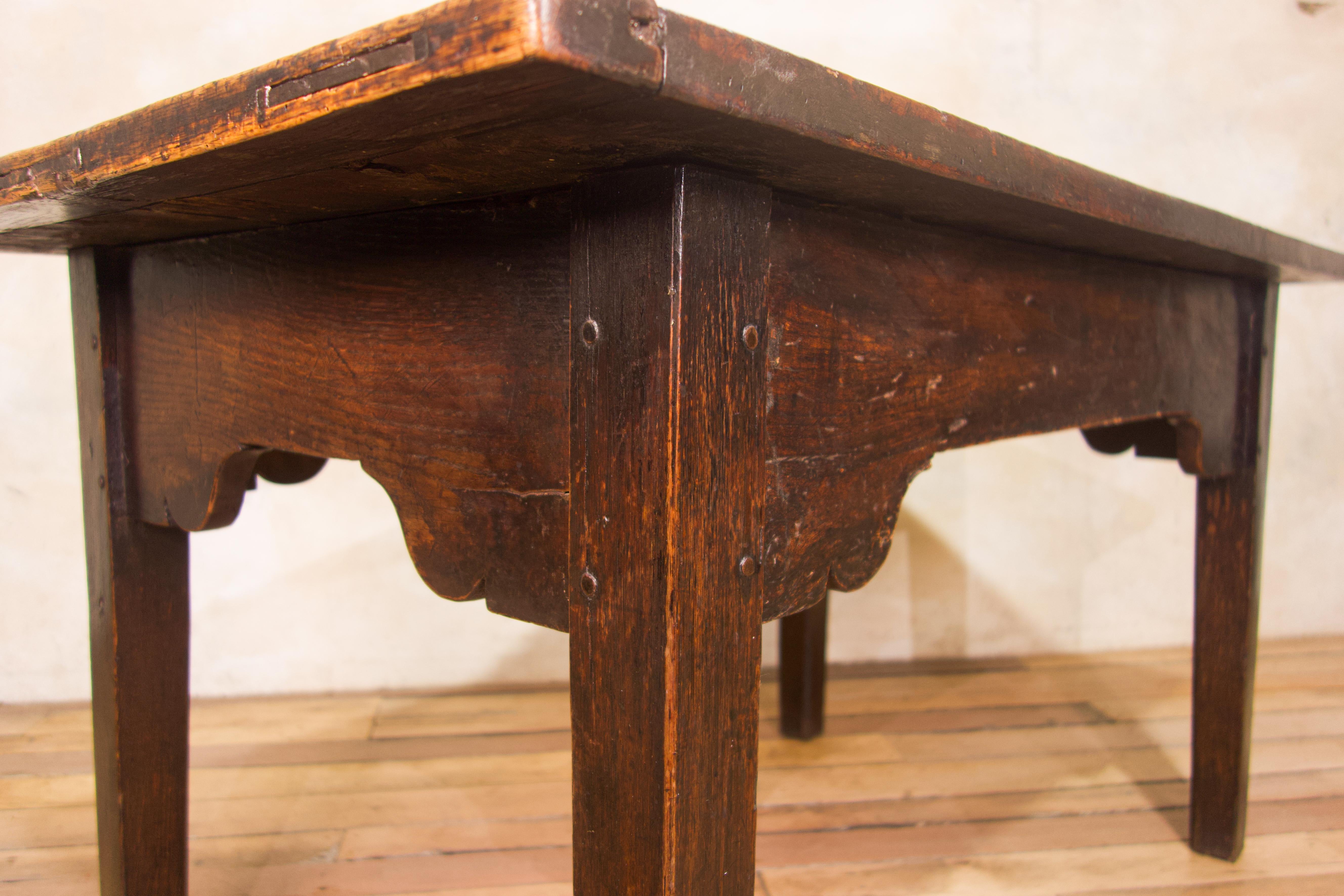 A Charming Mid 18th Century Joined Oak Country Farmhouse Table In Good Condition For Sale In Basingstoke, Hampshire
