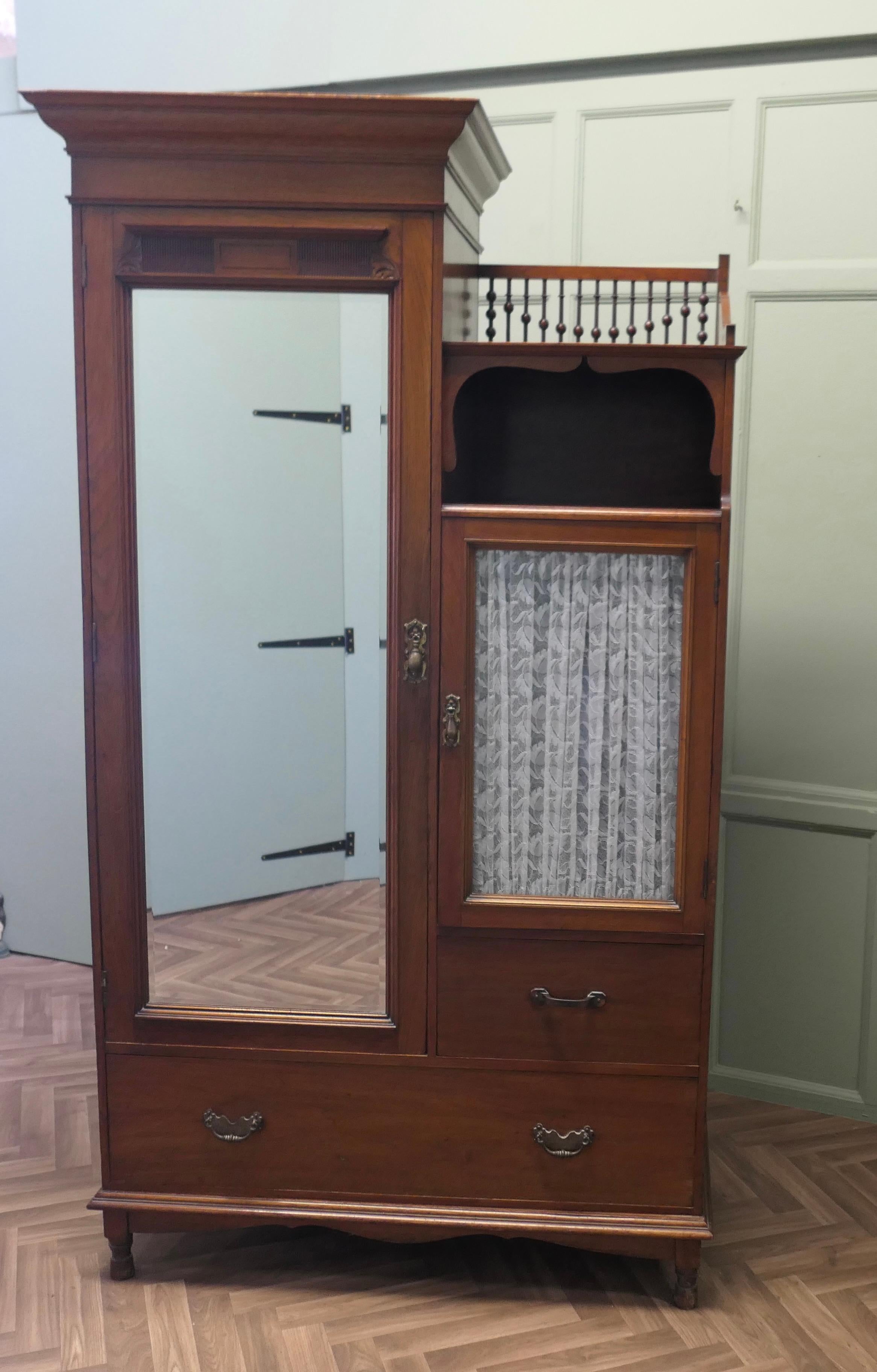 Charmanter Einzelschrank aus Eiche Compactum

Arts and Crafts Eiche Compactum, dies ist ein schönes und sehr nützliches Stück. Auf einer Seite befindet sich ein  einseitig gefütterter Kleiderschrank mit Kleiderstange und Haken, auf der anderen Seite