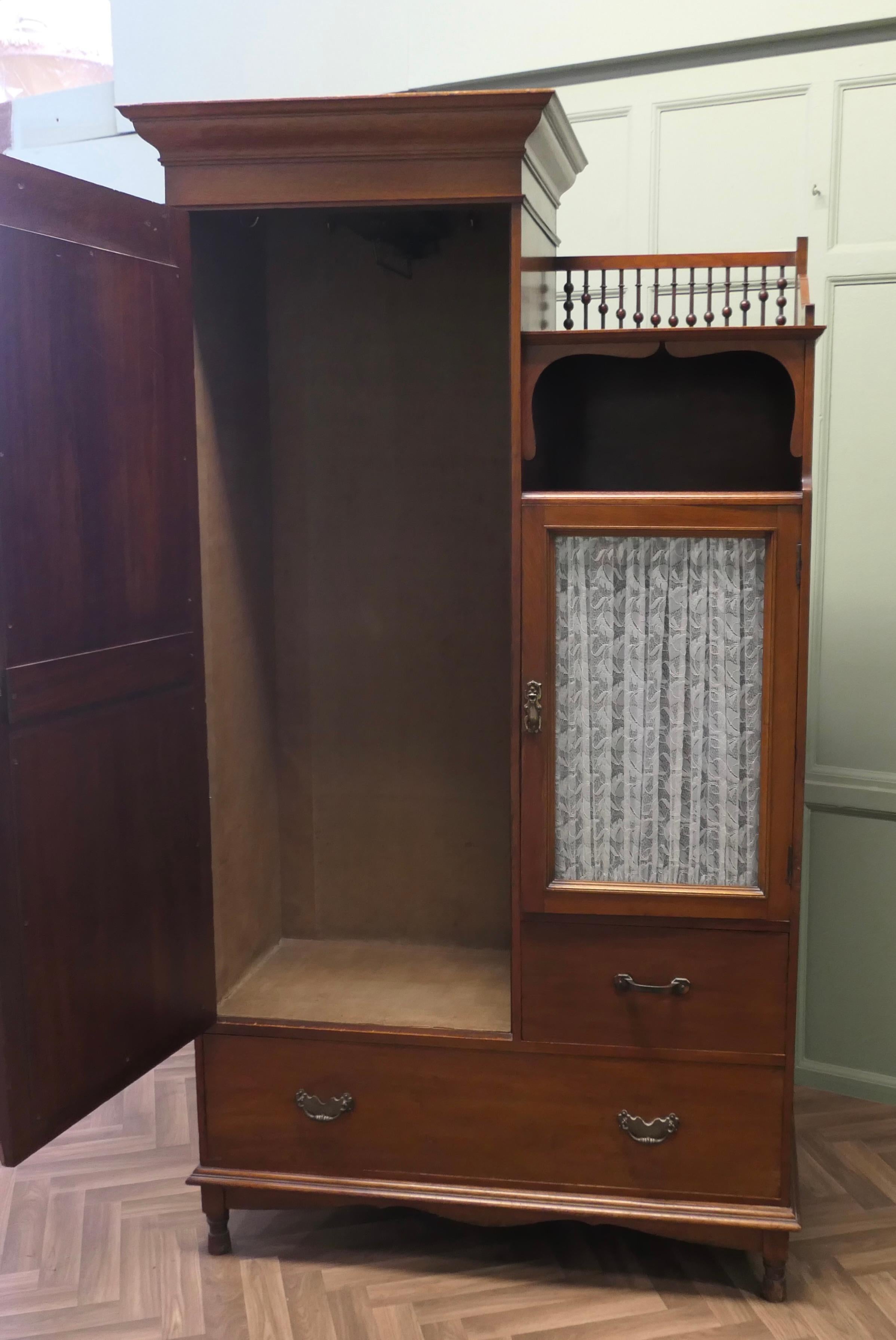 Charmanter Einzelschrank aus Eiche Compactum  Arts and Crafts Eiche Compactum (Eichenholz) im Angebot