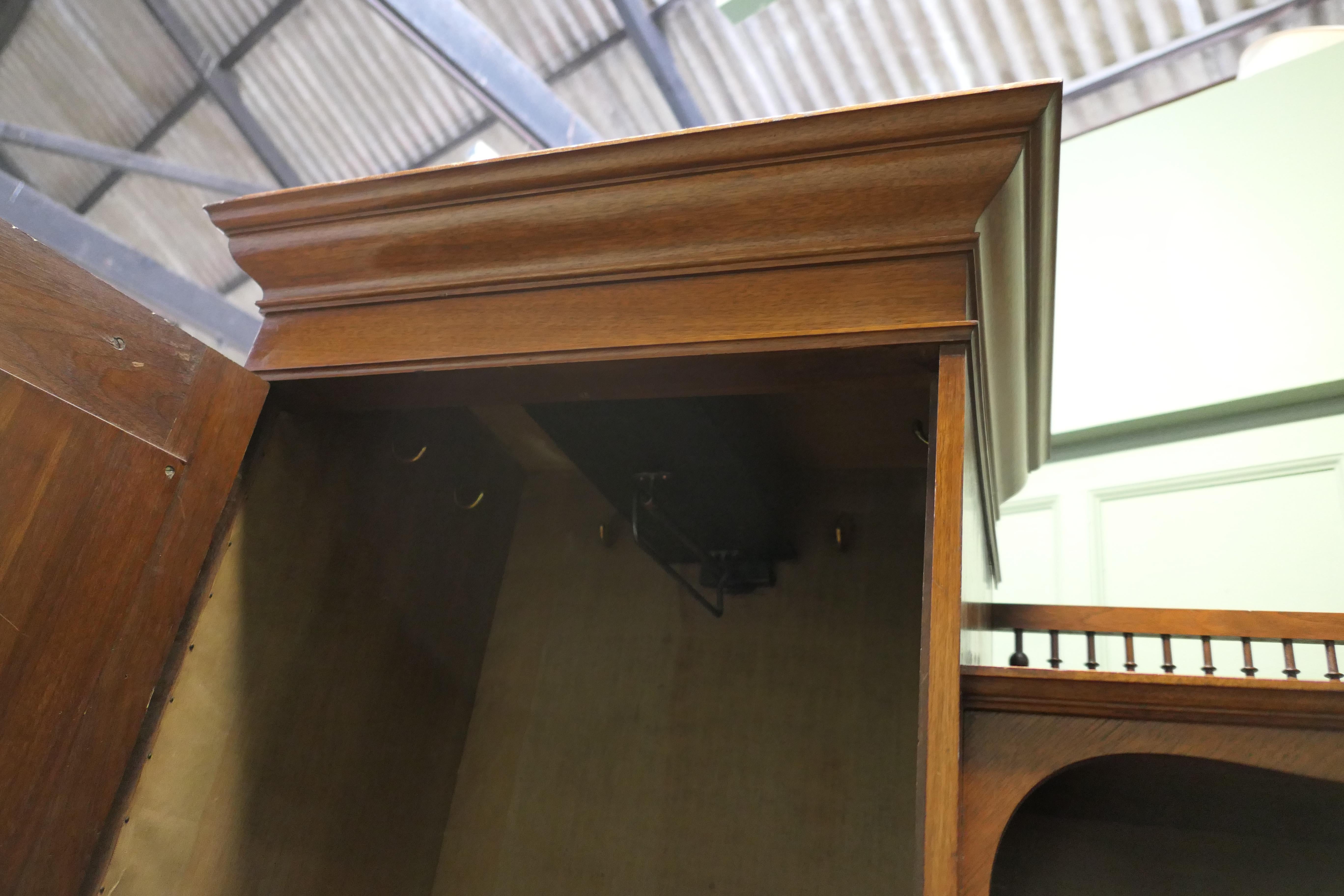 Charmanter Einzelschrank aus Eiche Compactum  Arts and Crafts Eiche Compactum im Angebot 1