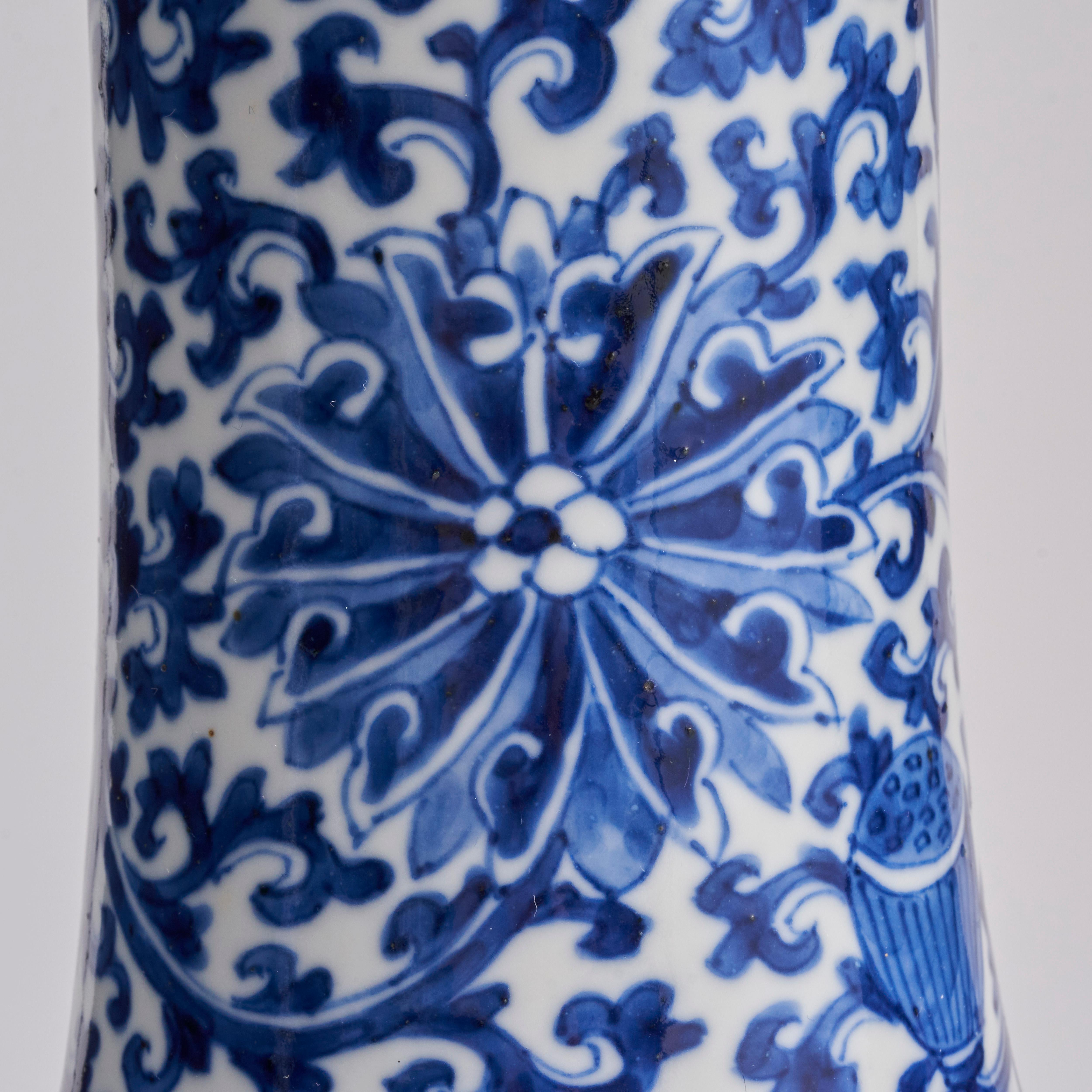 A charming pair of 19th Century Chinese Blue and White Yaolingzun vases  For Sale 6