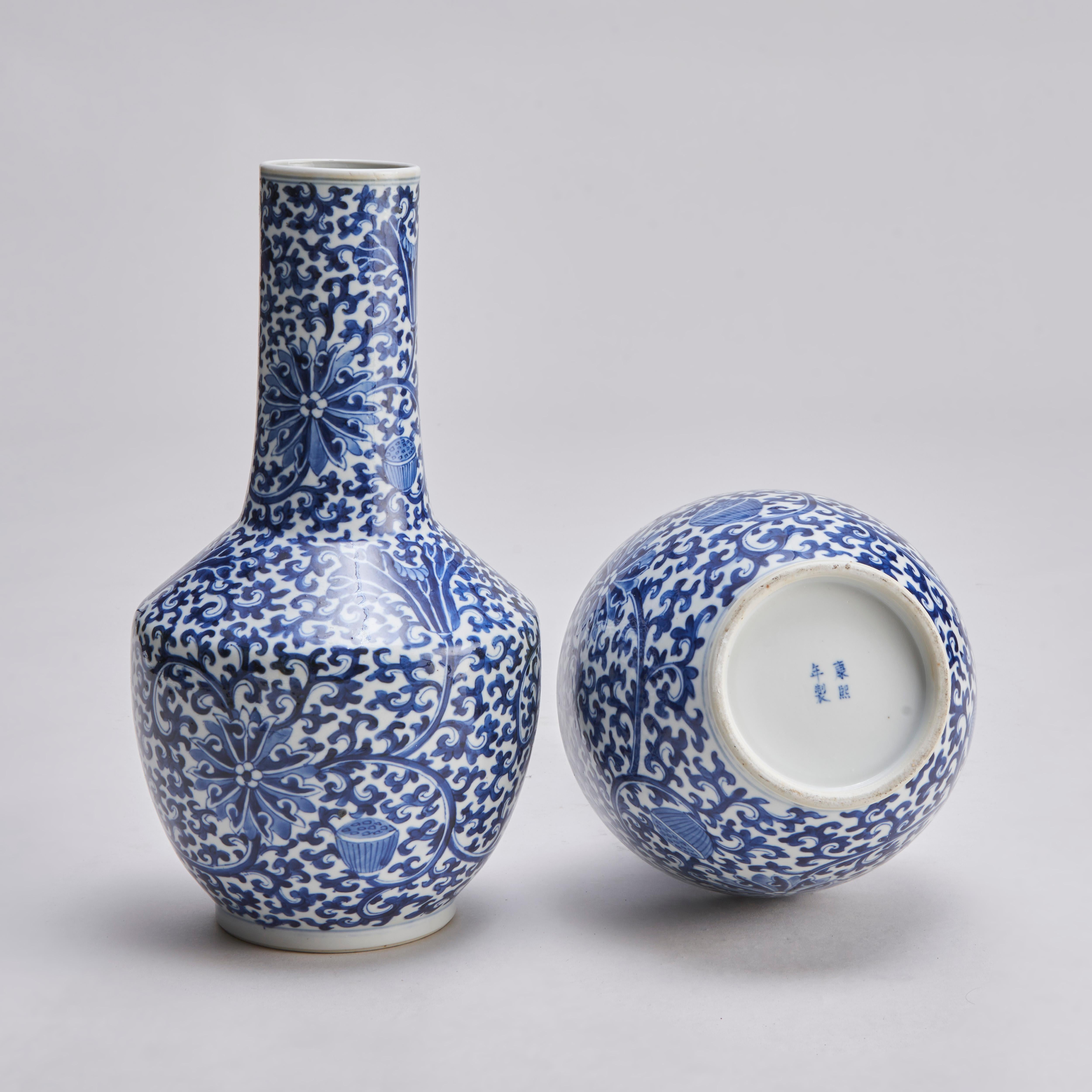 A charming pair of 19th Century Chinese Blue and White Yaolingzun vases  For Sale 8