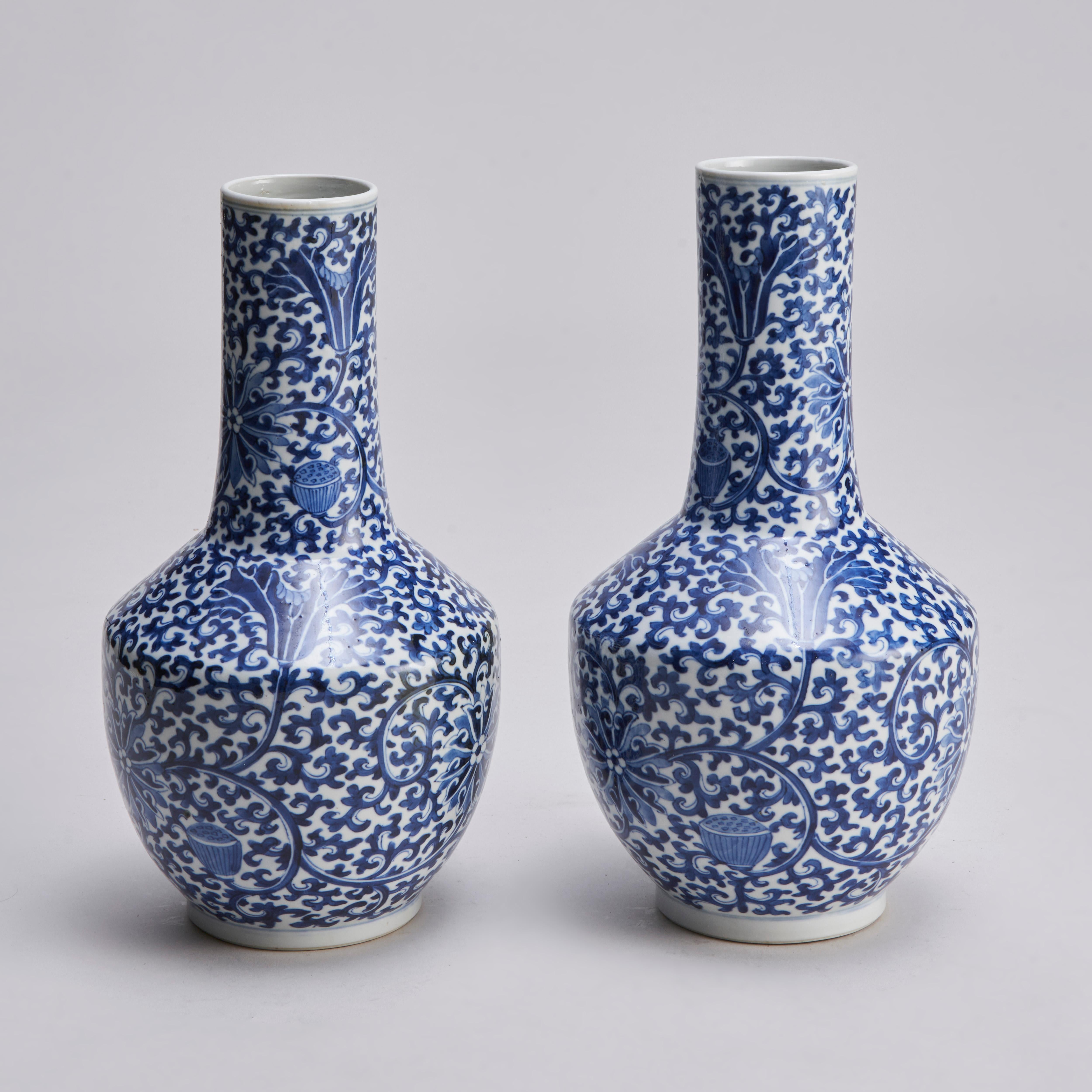 A charming pair of 19th Century Chinese Blue and White Yaolingzun vases  In Good Condition For Sale In London, GB