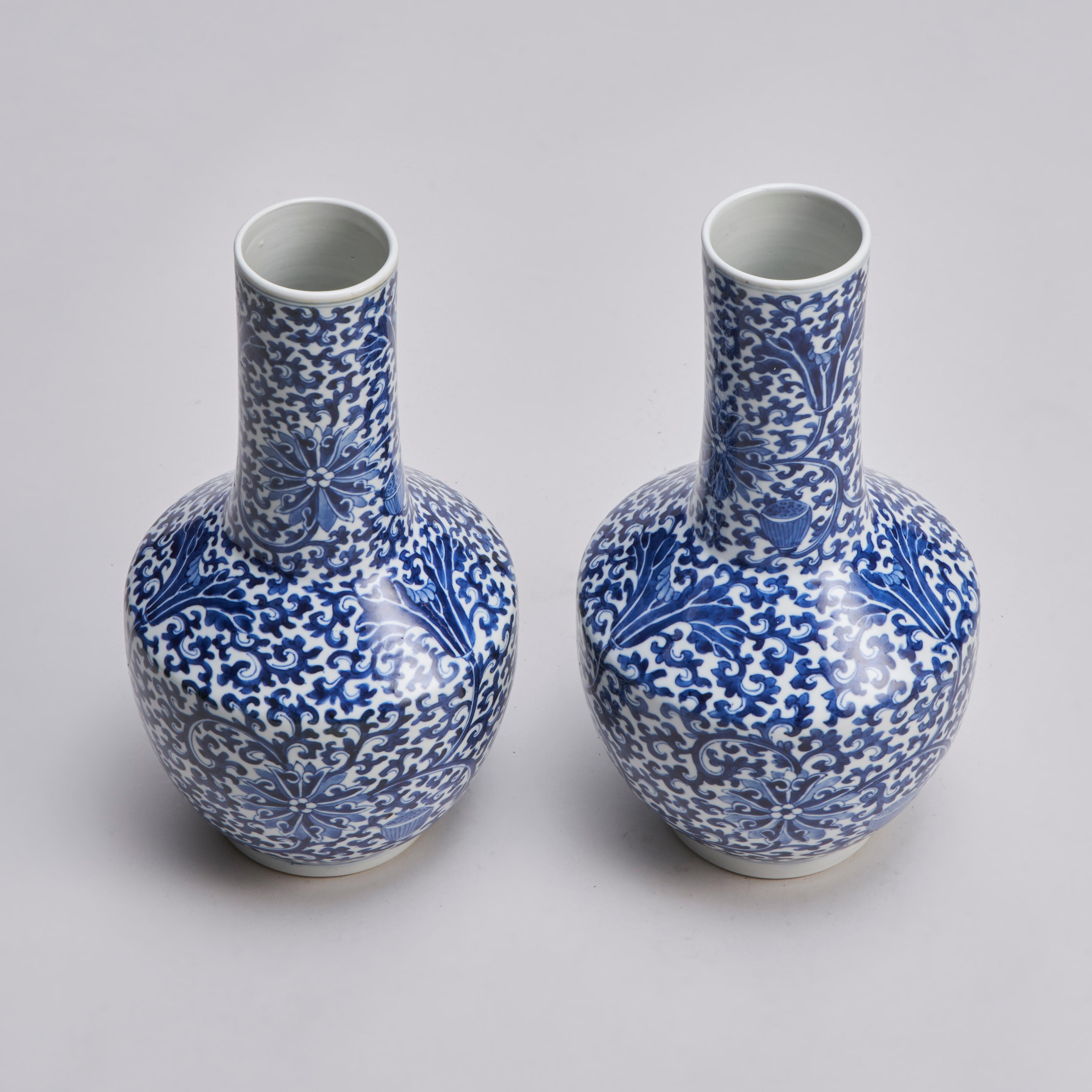 A charming pair of 19th Century Chinese Blue and White Yaolingzun vases  For Sale 1