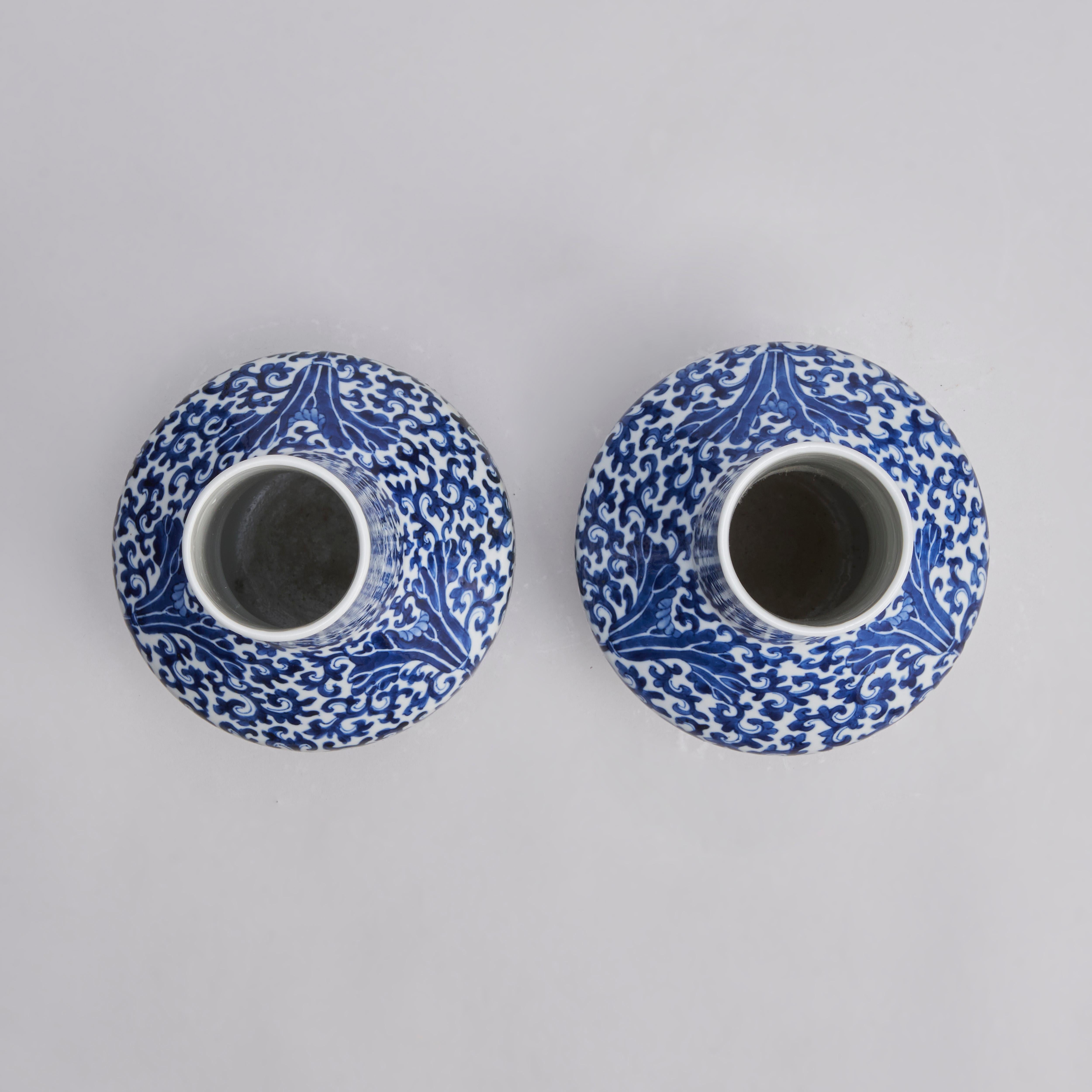 A charming pair of 19th Century Chinese Blue and White Yaolingzun vases  For Sale 2