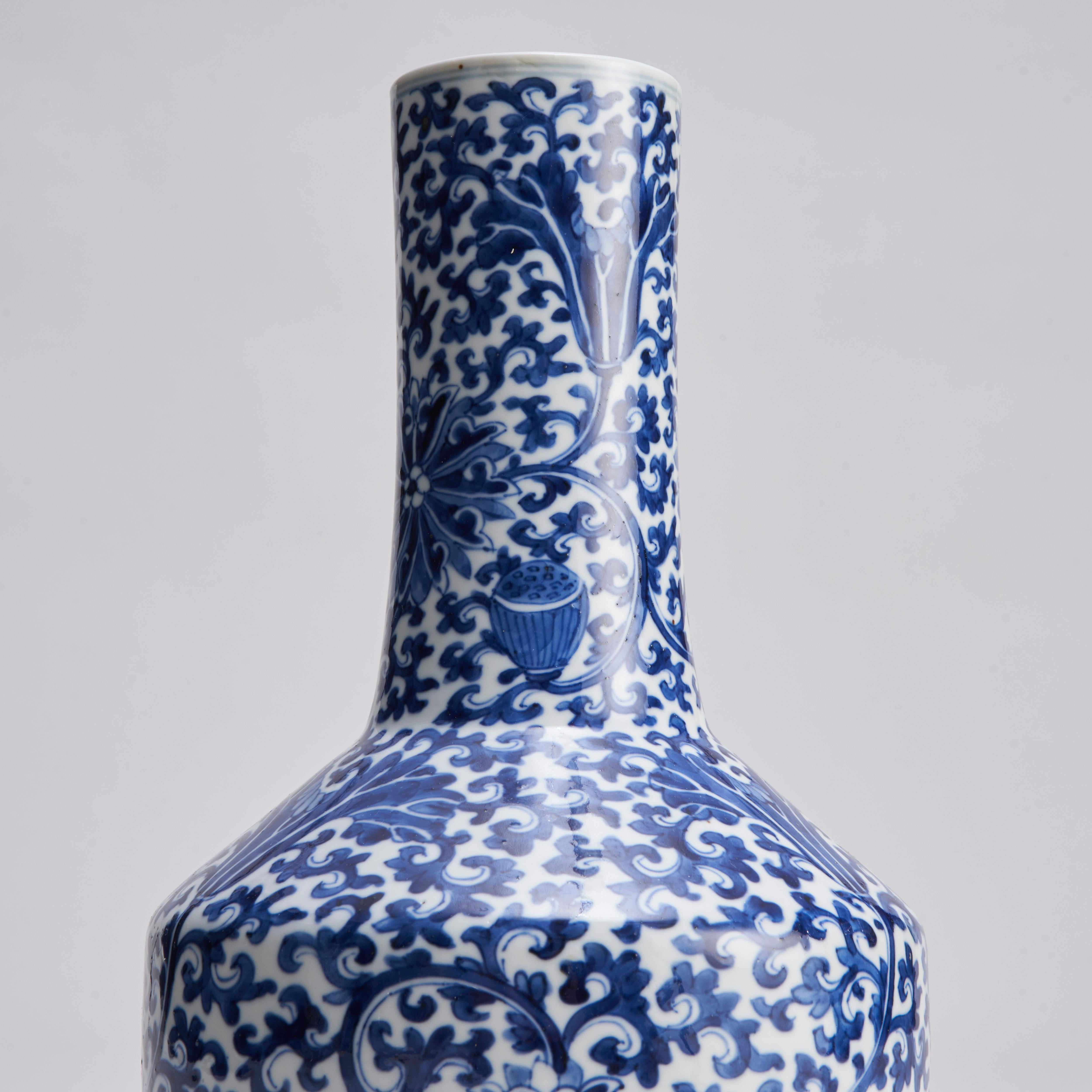 A charming pair of 19th Century Chinese Blue and White Yaolingzun vases  For Sale 3