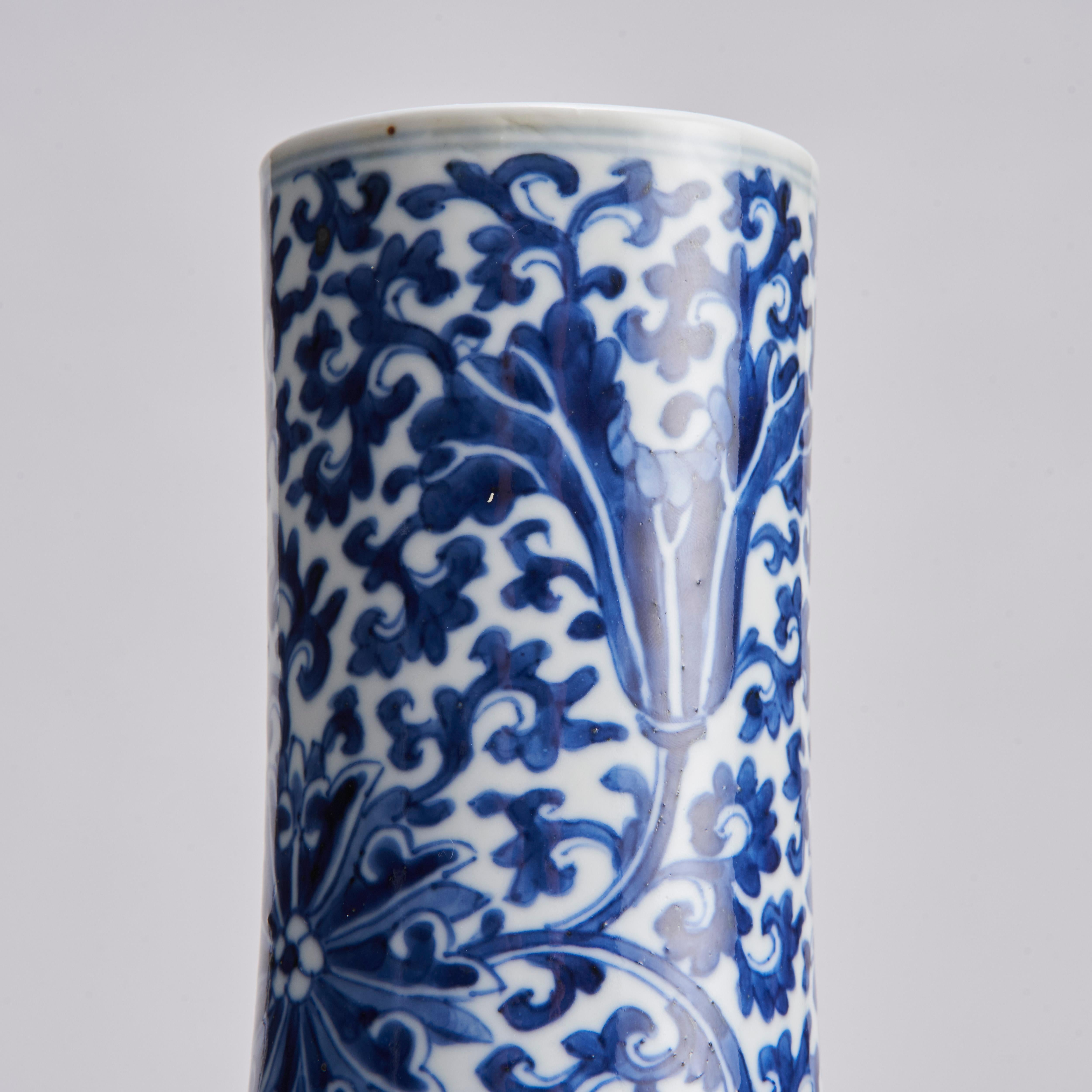 A charming pair of 19th Century Chinese Blue and White Yaolingzun vases  For Sale 4