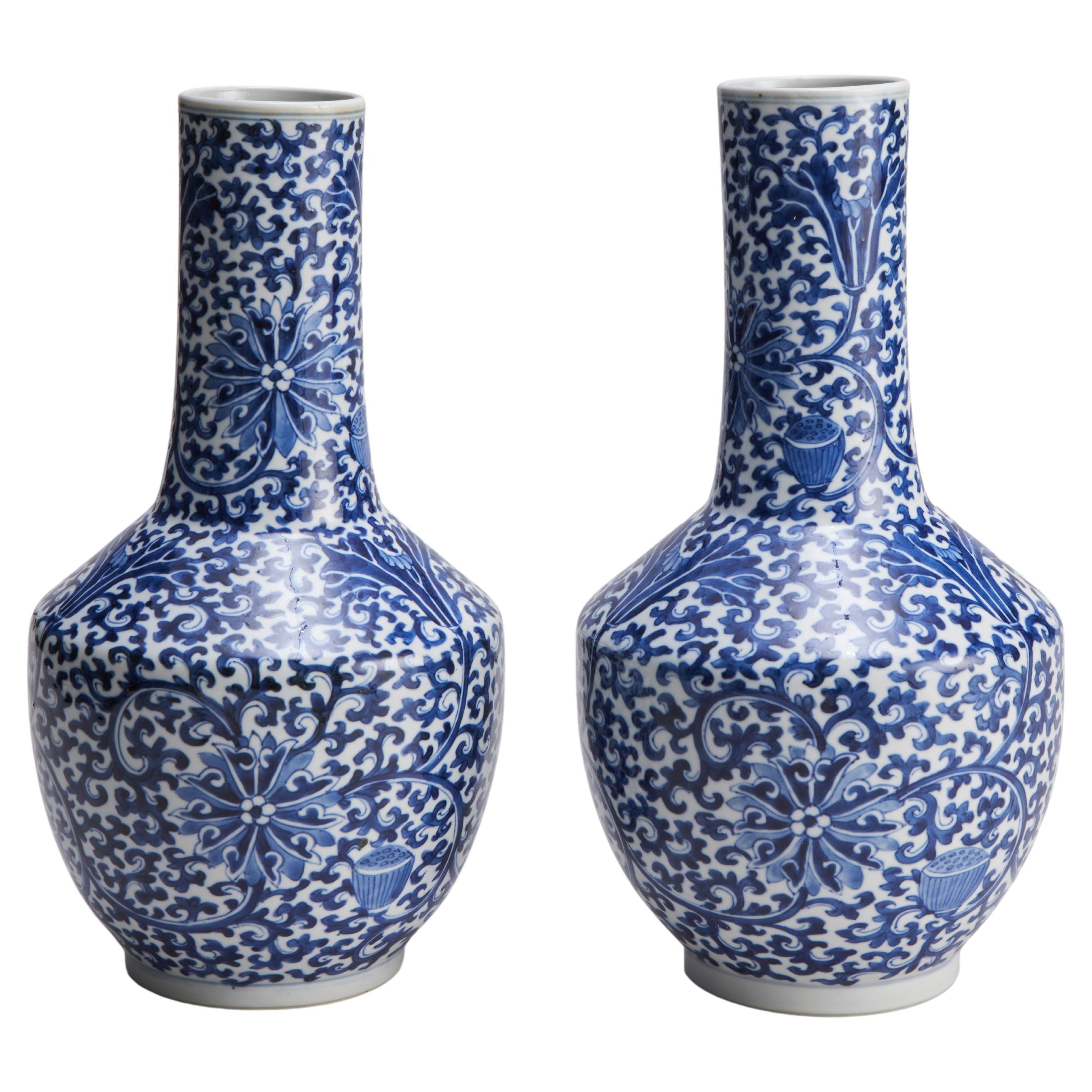 Une charmante paire de vases chinois Yaolingzun bleu et blanc du 19ème siècle 