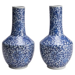 Une charmante paire de vases chinois Yaolingzun bleu et blanc du 19ème siècle 