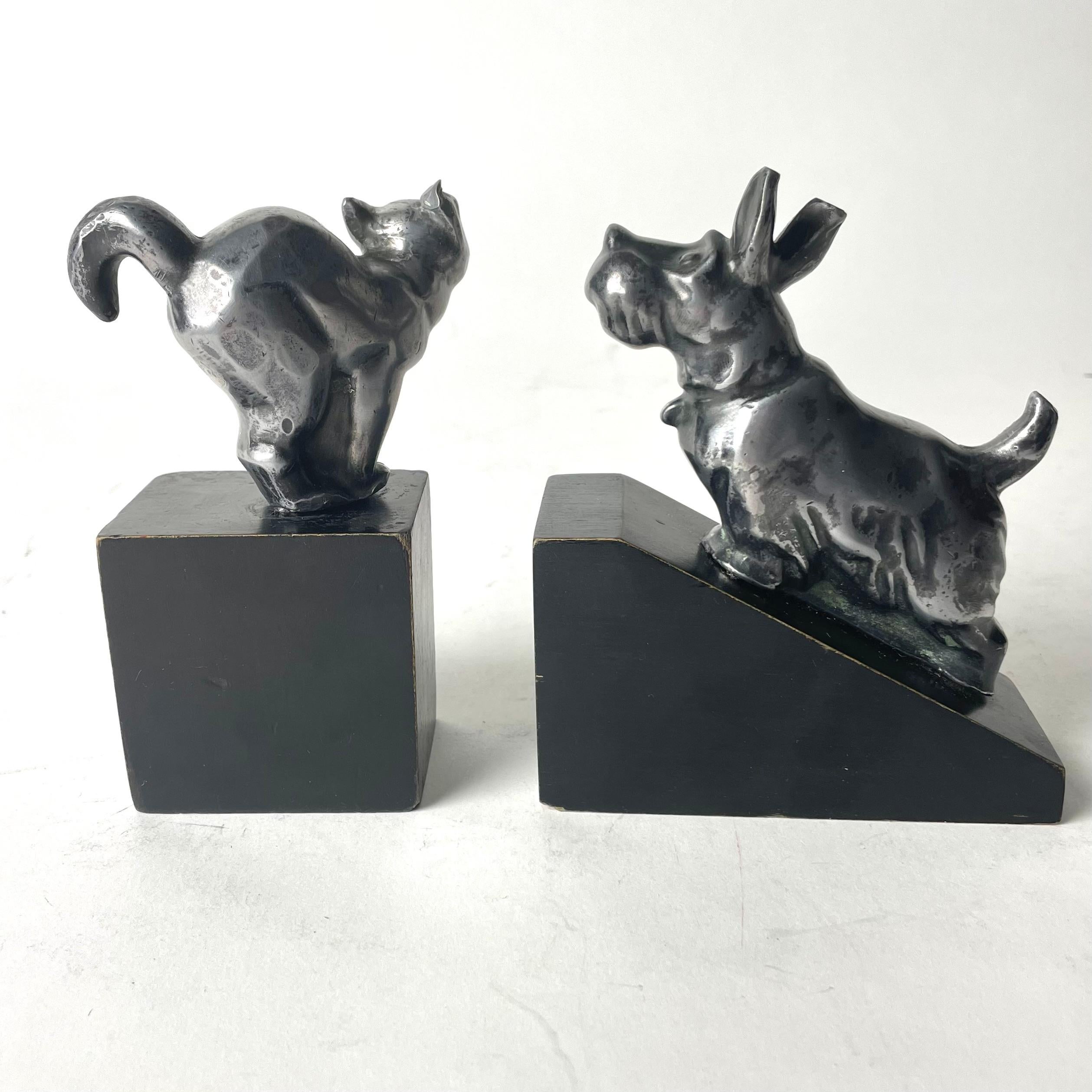 A charming pair of Art Deco Bookends with a dog and a cat from the 1920s-1930s In Good Condition In Knivsta, SE