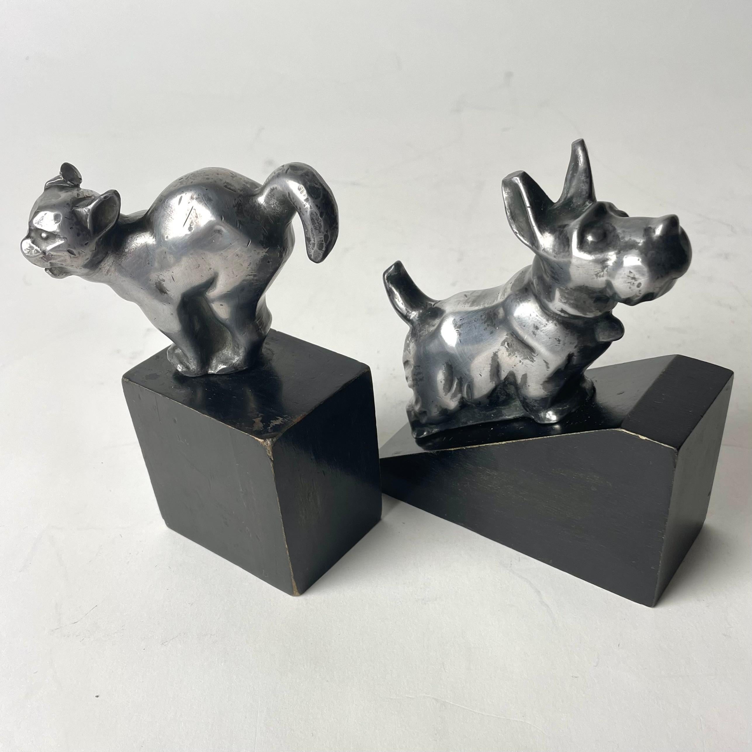 Early 20th Century A charming pair of Art Deco Bookends with a dog and a cat from the 1920s-1930s