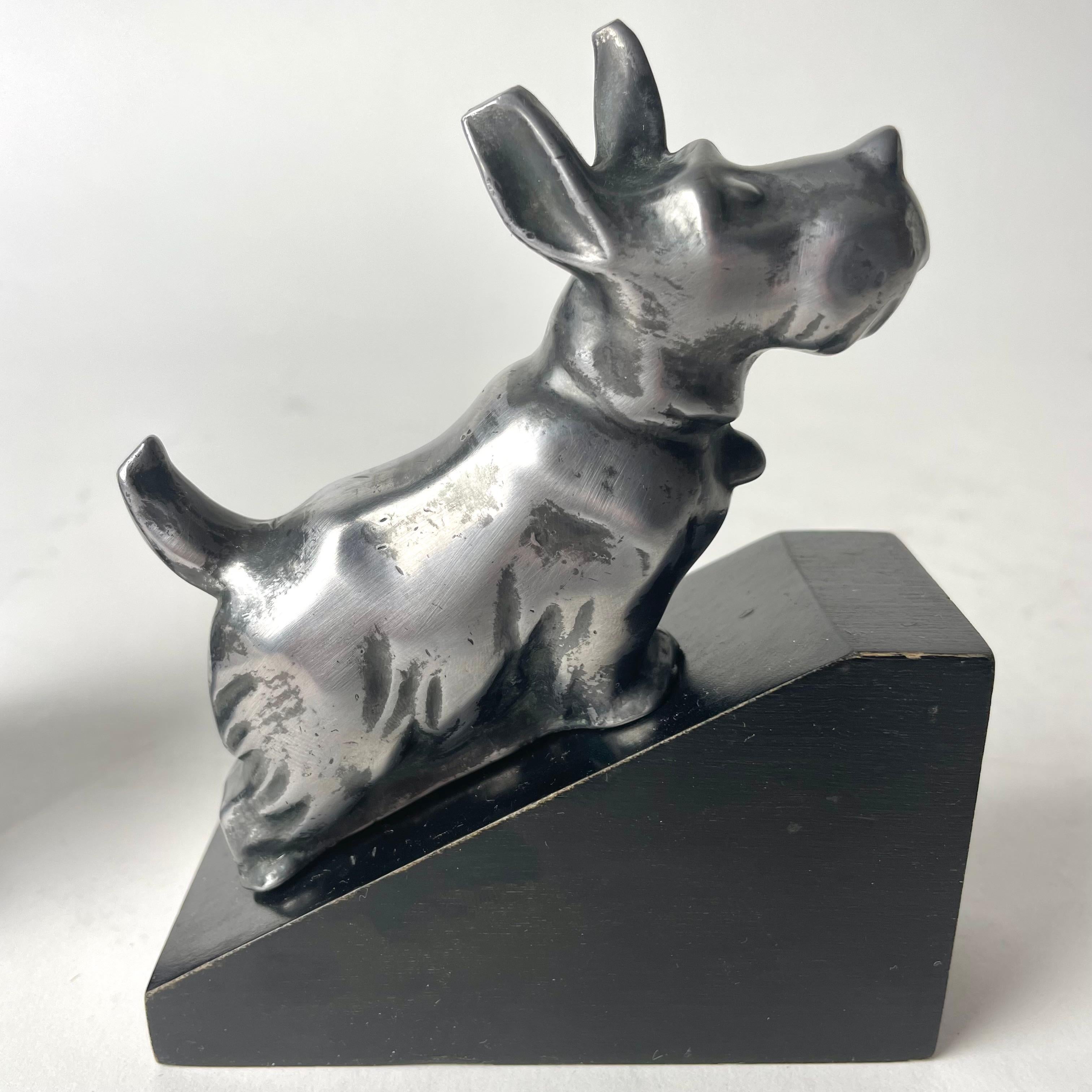 Pewter A charming pair of Art Deco Bookends with a dog and a cat from the 1920s-1930s