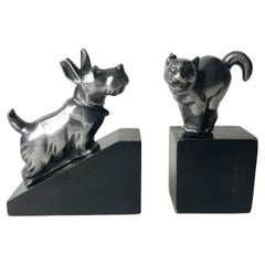 Antique A charming pair of Art Deco Bookends with a dog and a cat from the 1920s-1930s