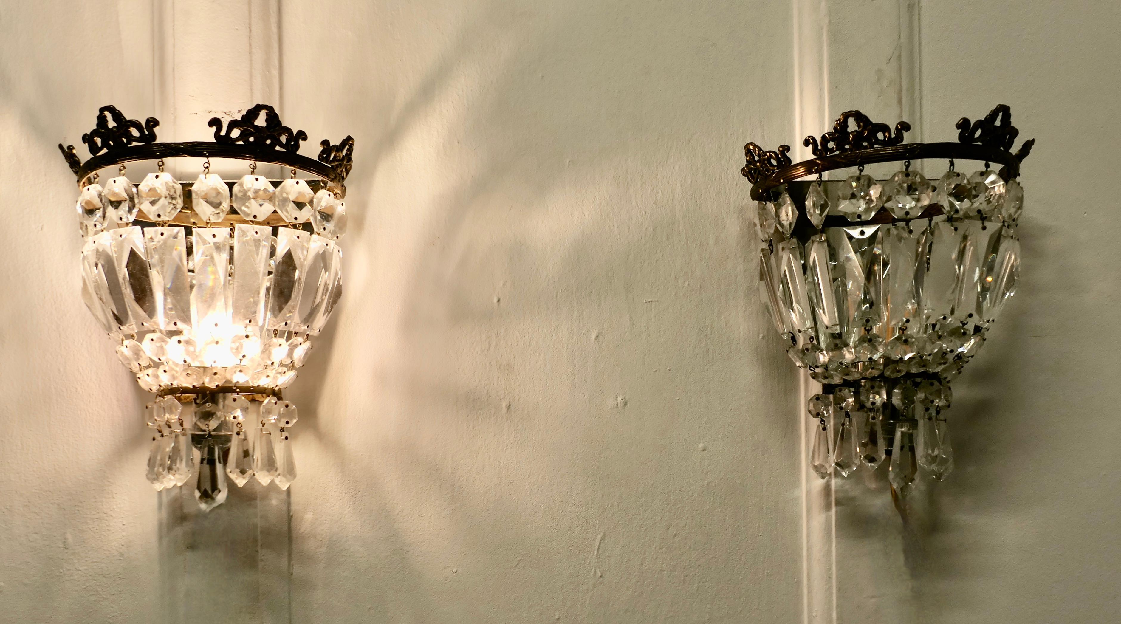 Encantadora pareja de lámparas de araña francesas con espejo Aplique de pared 


Un encantador par de apliques de pared que se cuelgan con un  capa de colgantes facetados de cristal tallado que cuelgan de un marco de latón, y en la parte posterior