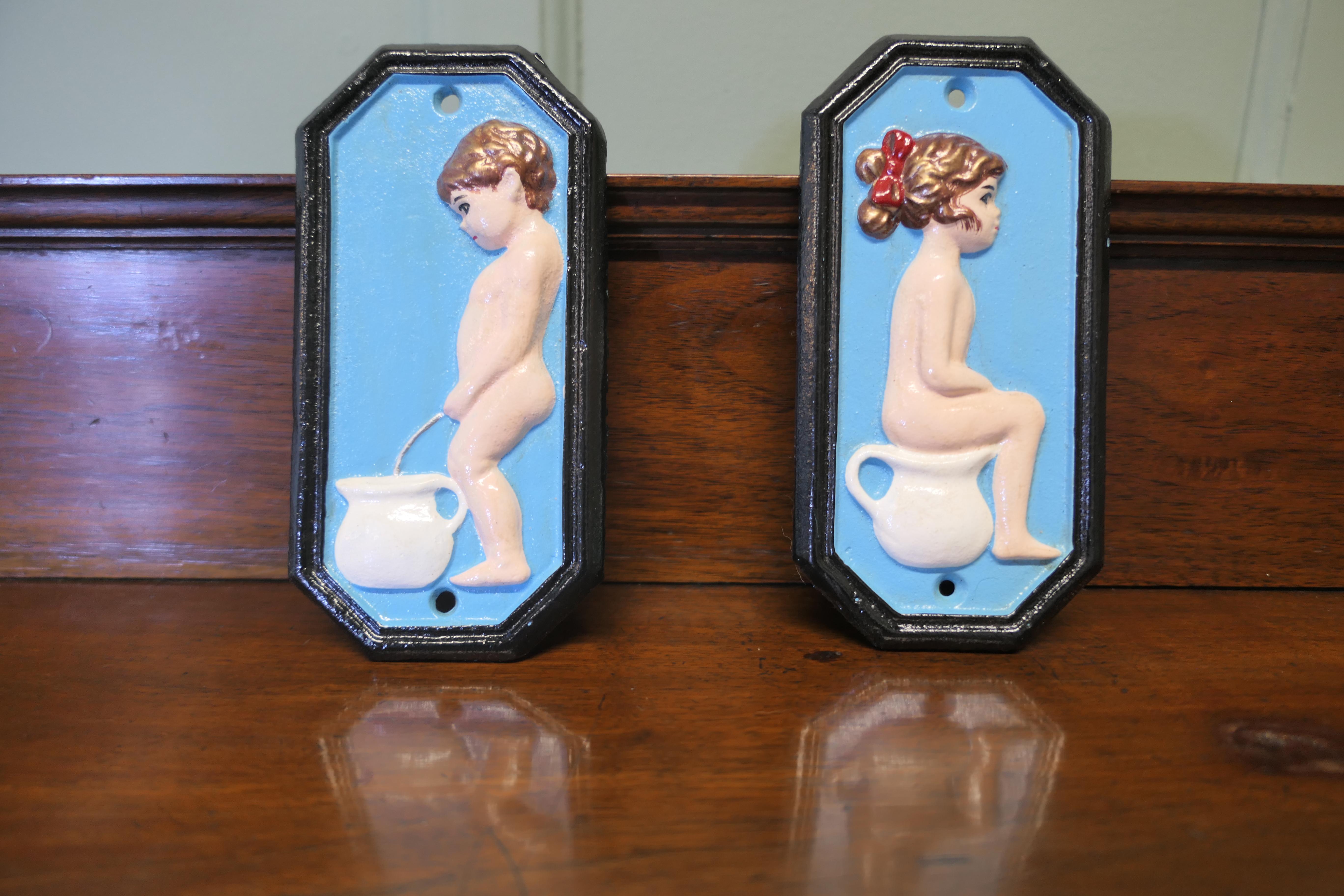 Charmante paire d'enseignes de toilette masculine et féminine

Mesdames et Messieurs, garçons et filles, aucune maison ne devrait être dépourvue de ces panneaux de toilettes en fonte peinte. 

Les panneaux mesurent 7 pouces de haut, 3,5 pouces de