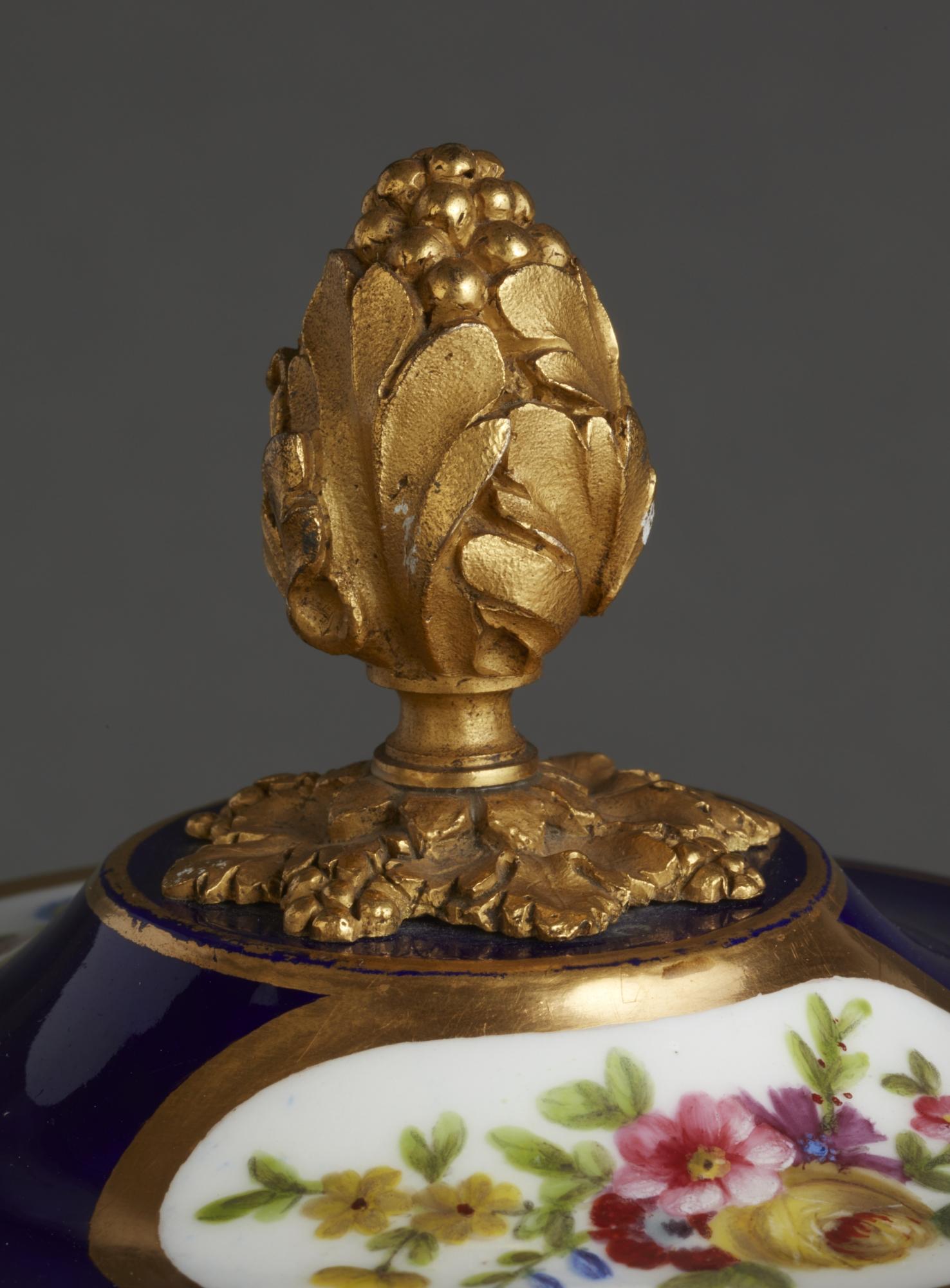 Eine charmante, wahrscheinlich aus Sèvres stammende Urnenuhr mit ringförmigem Zifferblatt (Vergoldet) im Angebot