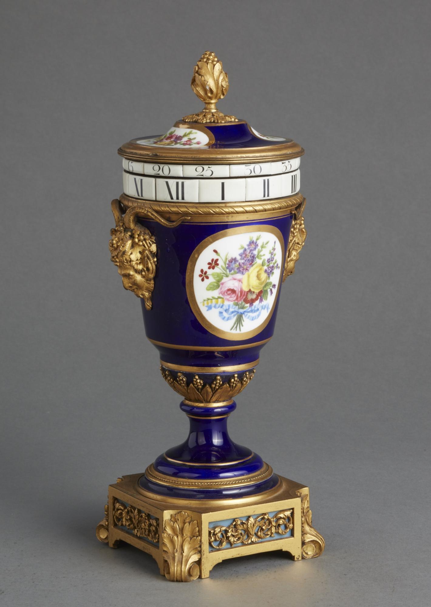 Charmante horloge à cadran annulaire et à sonnerie d'urne, probablement de Sèvres Bon état - En vente à HAARLEM, NL