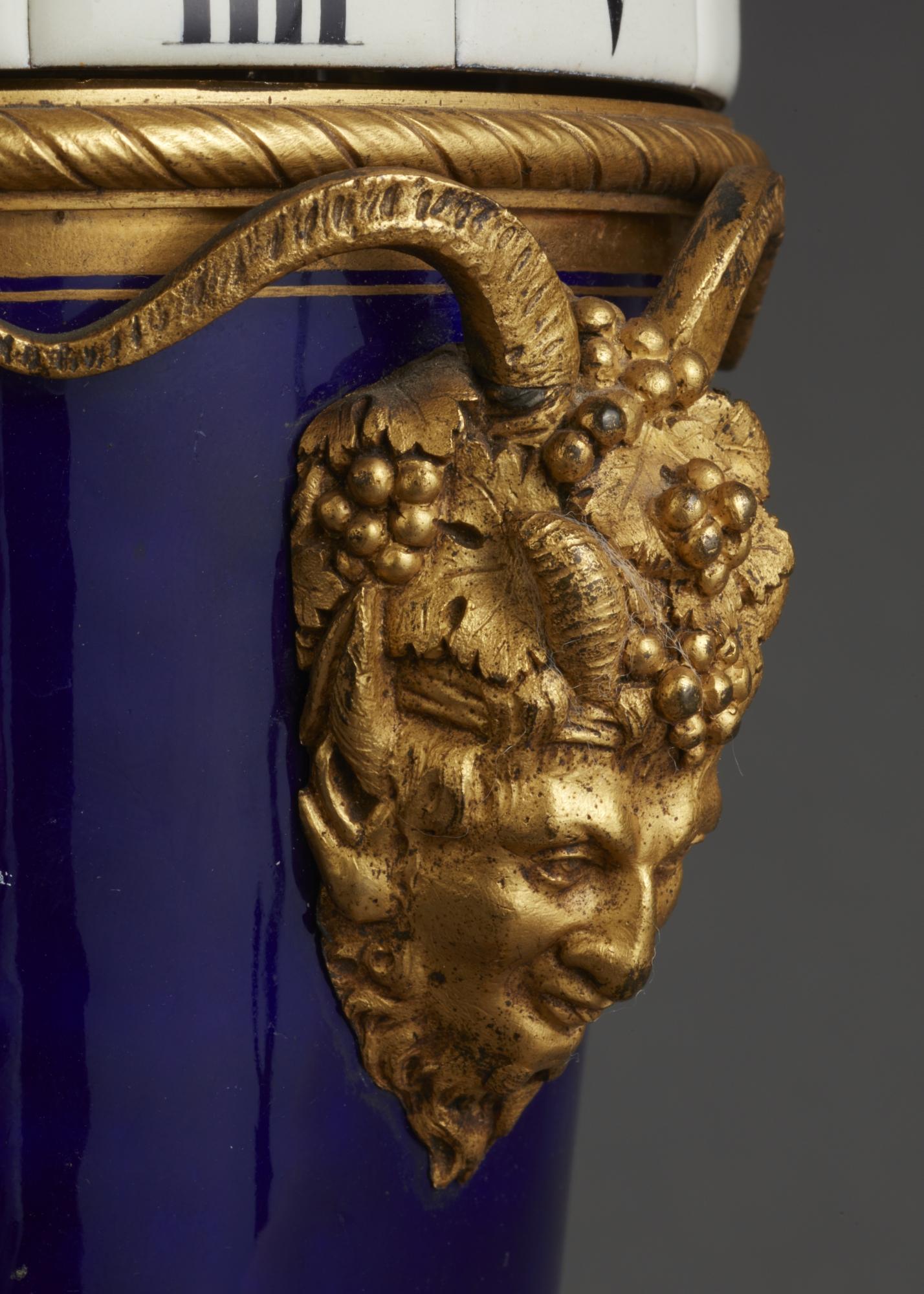 Eine charmante, wahrscheinlich aus Sèvres stammende Urnenuhr mit ringförmigem Zifferblatt (Bronze) im Angebot