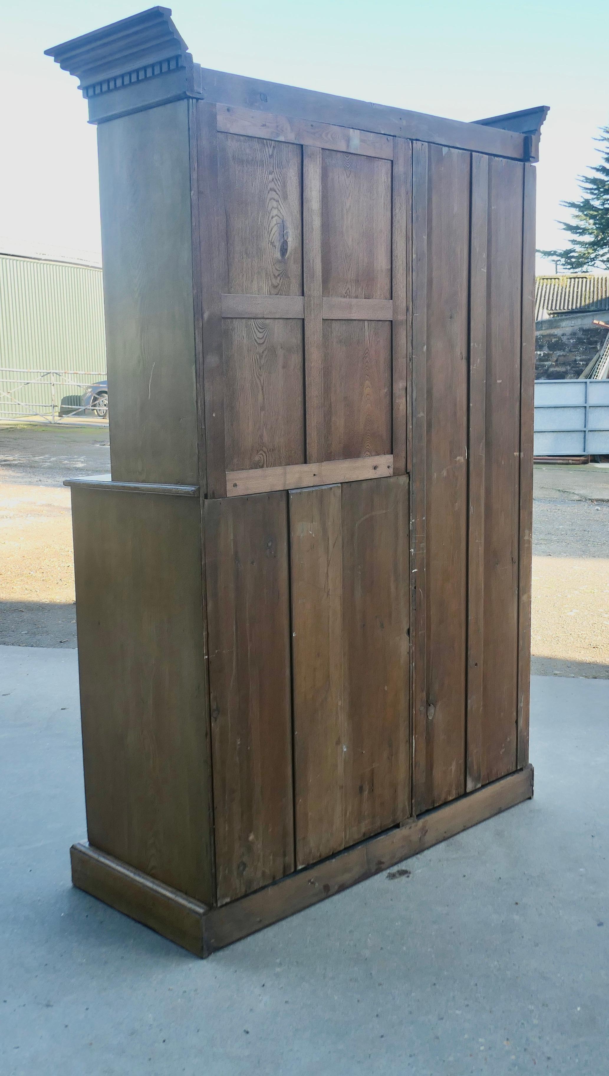 Un incantevole armadio singolo Compactum in frassino e noce scuro in vendita 4
