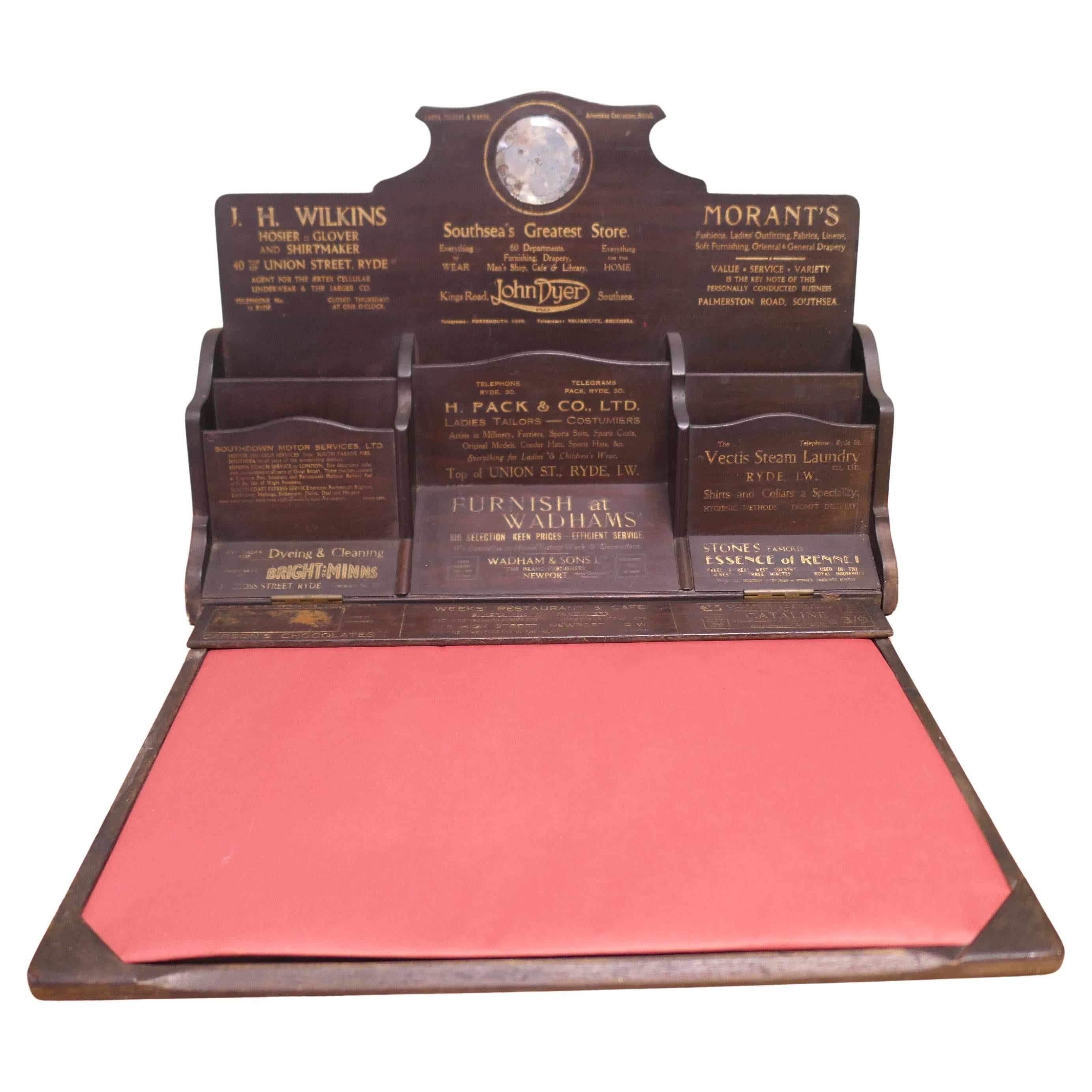 Un
affascinante bancarella vittoriana per cartoline o cartoleria, South Coast Si tratta di un oggetto molto