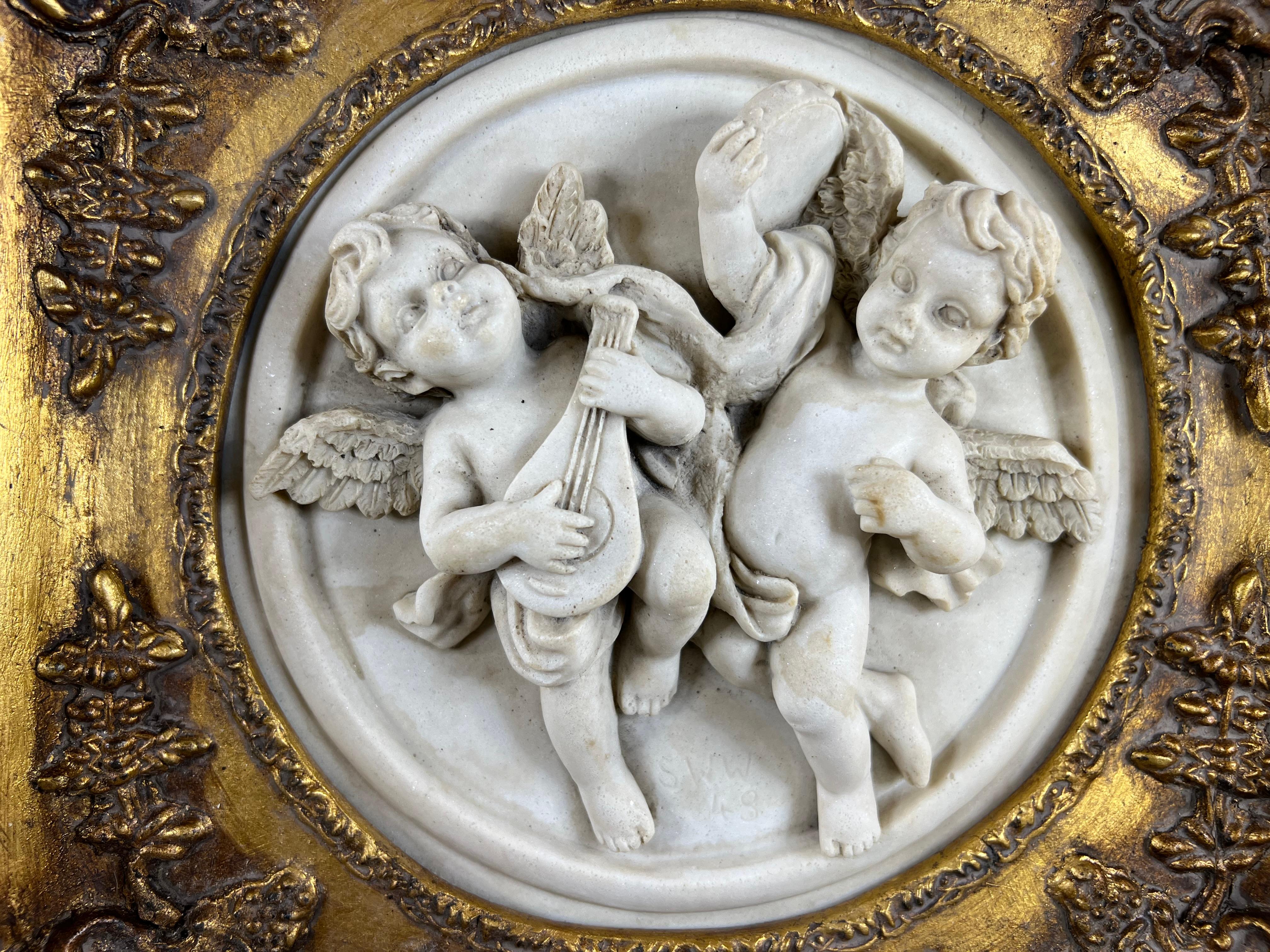 Descubre una obra de rara elegancia, ahora disponible en nuestro sitio: un medallón de mármol finamente esculpido de la célebre familia Wyon, célebre por sus contribuciones al arte de la medallería y el grabado.

Este medallón, que data de hacia