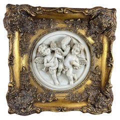 Una apreciada obra maestra: Medallón victoriano con putti de la familia Wyon