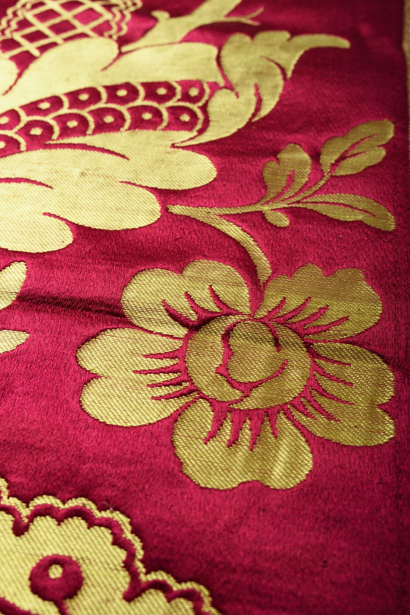 A cherry and yellow gold Silk Lampas Pane - Lyon or Tours Circa 1870  For Sale 6