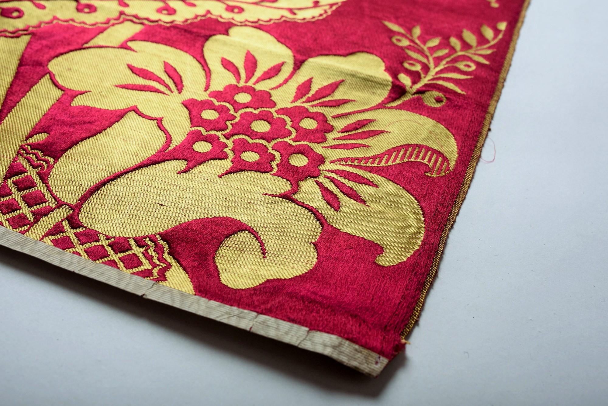 A cherry and yellow gold Silk Lampas Pane - Lyon or Tours Circa 1870  For Sale 7