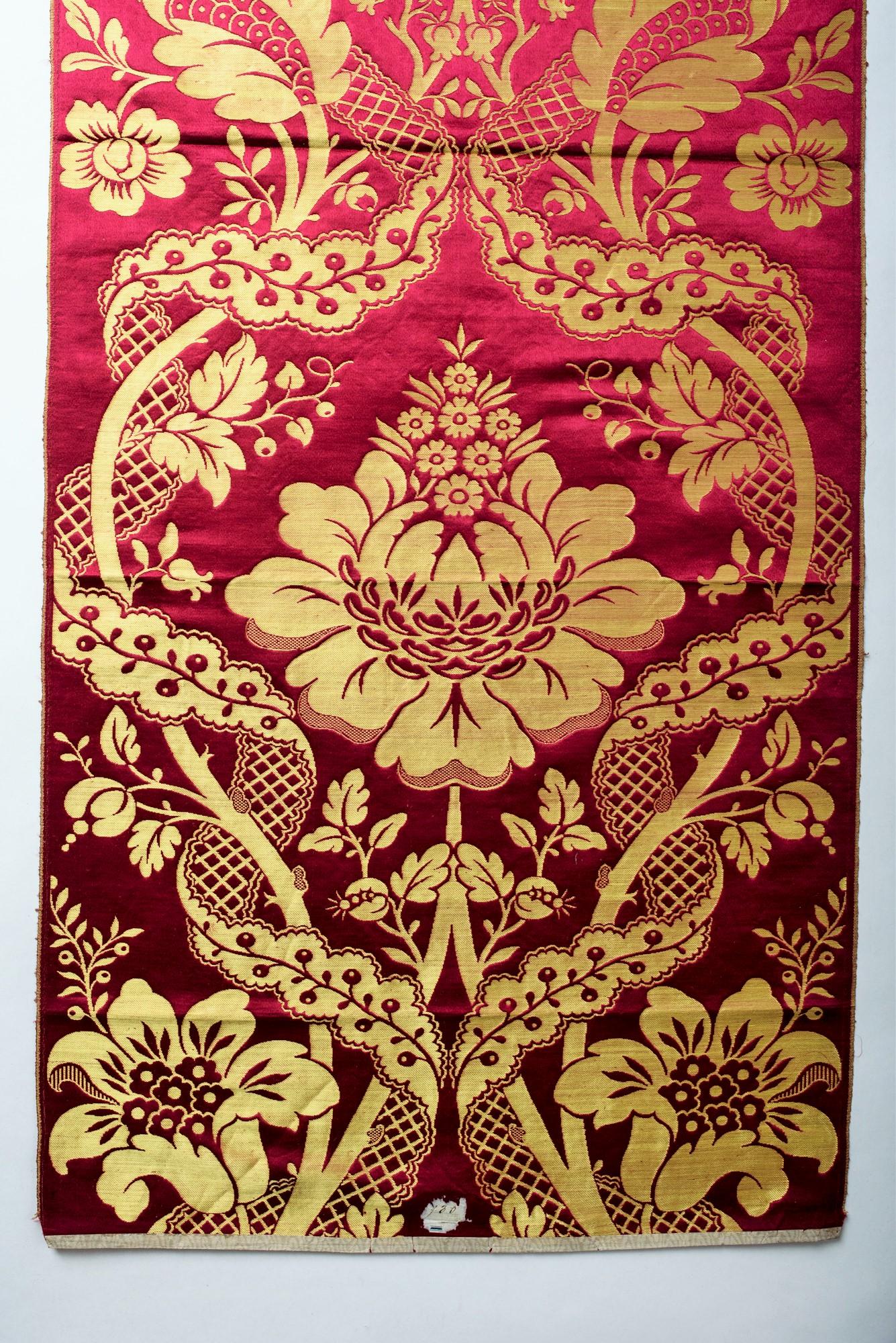 Pantalon de lampe en soie à motif de cerisier et or jaune - Lyon ou Tours, circa 1870  en vente 8