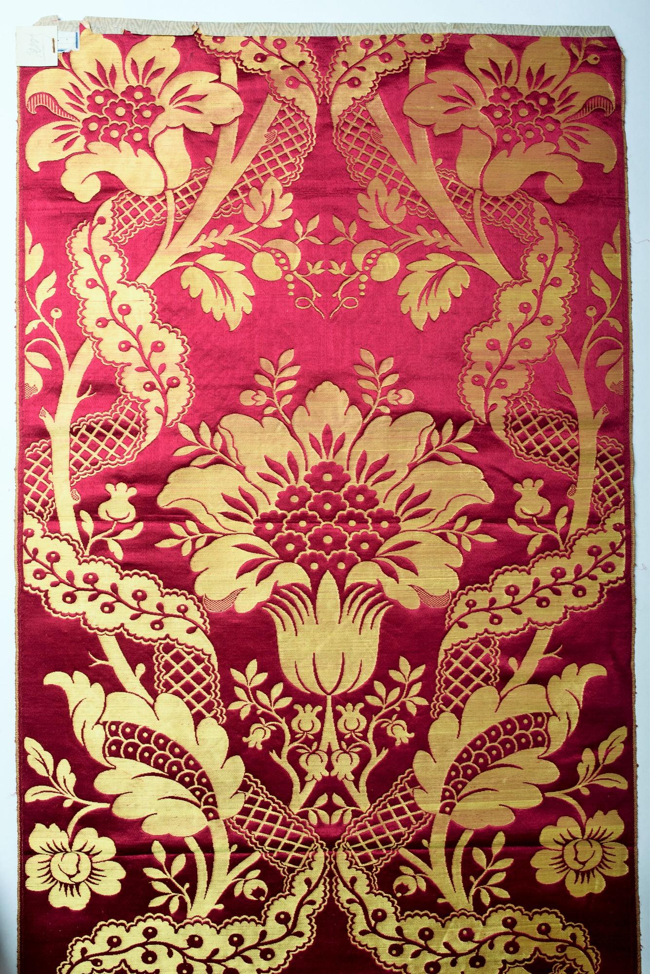 Pantalon de lampe en soie à motif de cerisier et or jaune - Lyon ou Tours, circa 1870  en vente 9