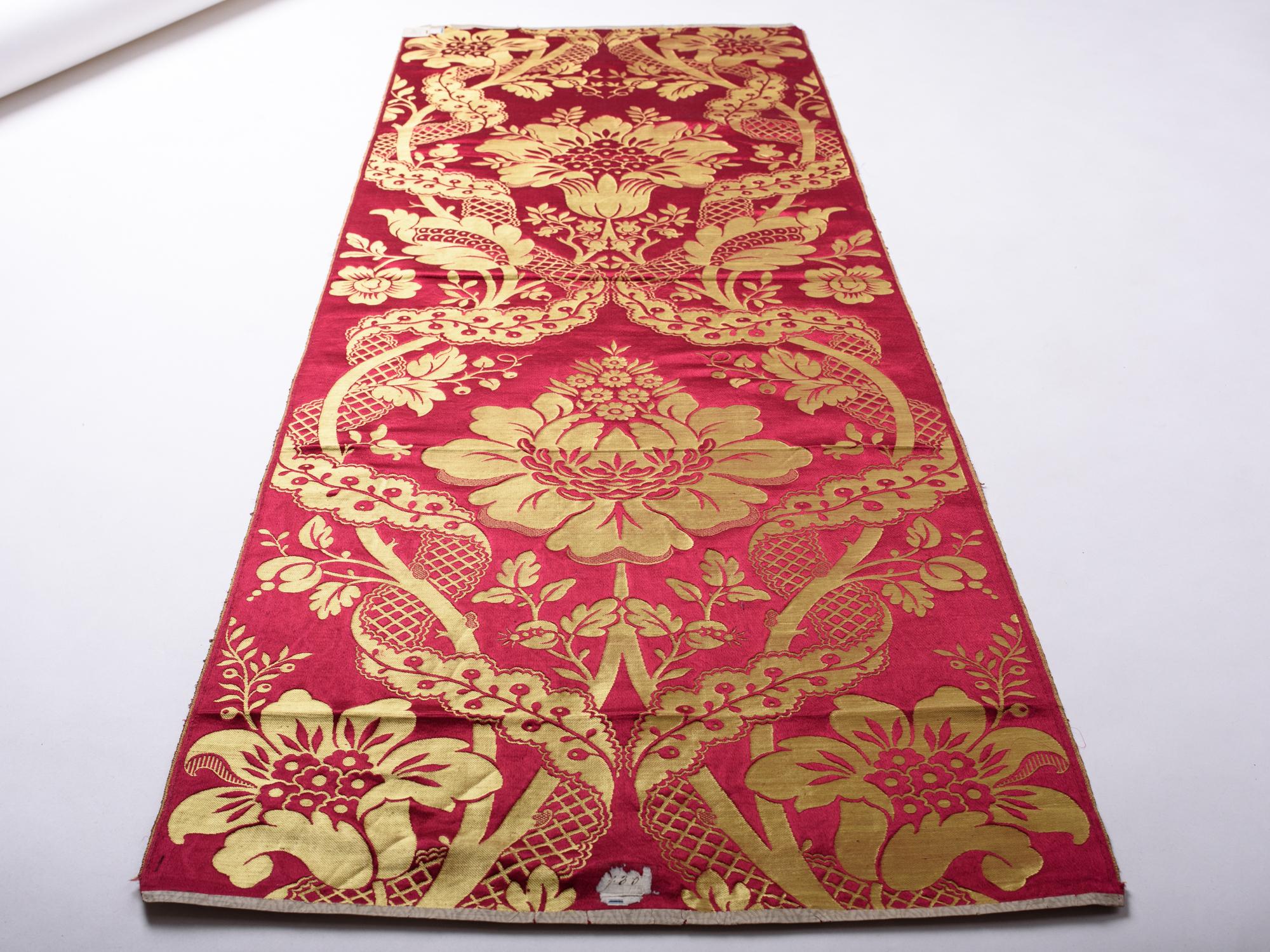 A cherry and yellow gold Silk Lampas Pane - Lyon or Tours Circa 1870  For Sale 10