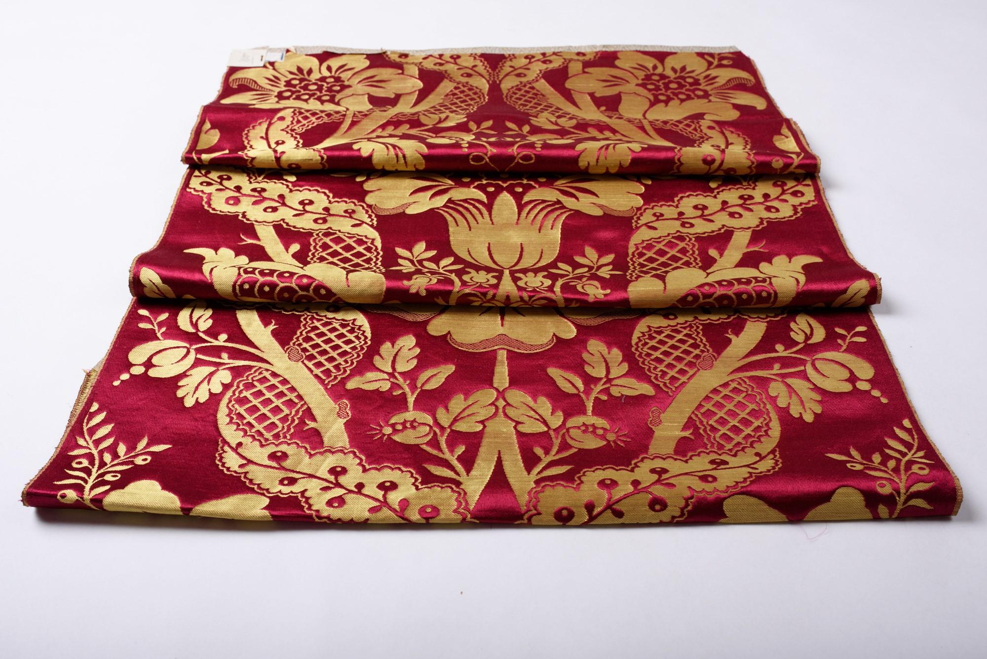 A cherry and yellow gold Silk Lampas Pane - Lyon or Tours Circa 1870  For Sale 11