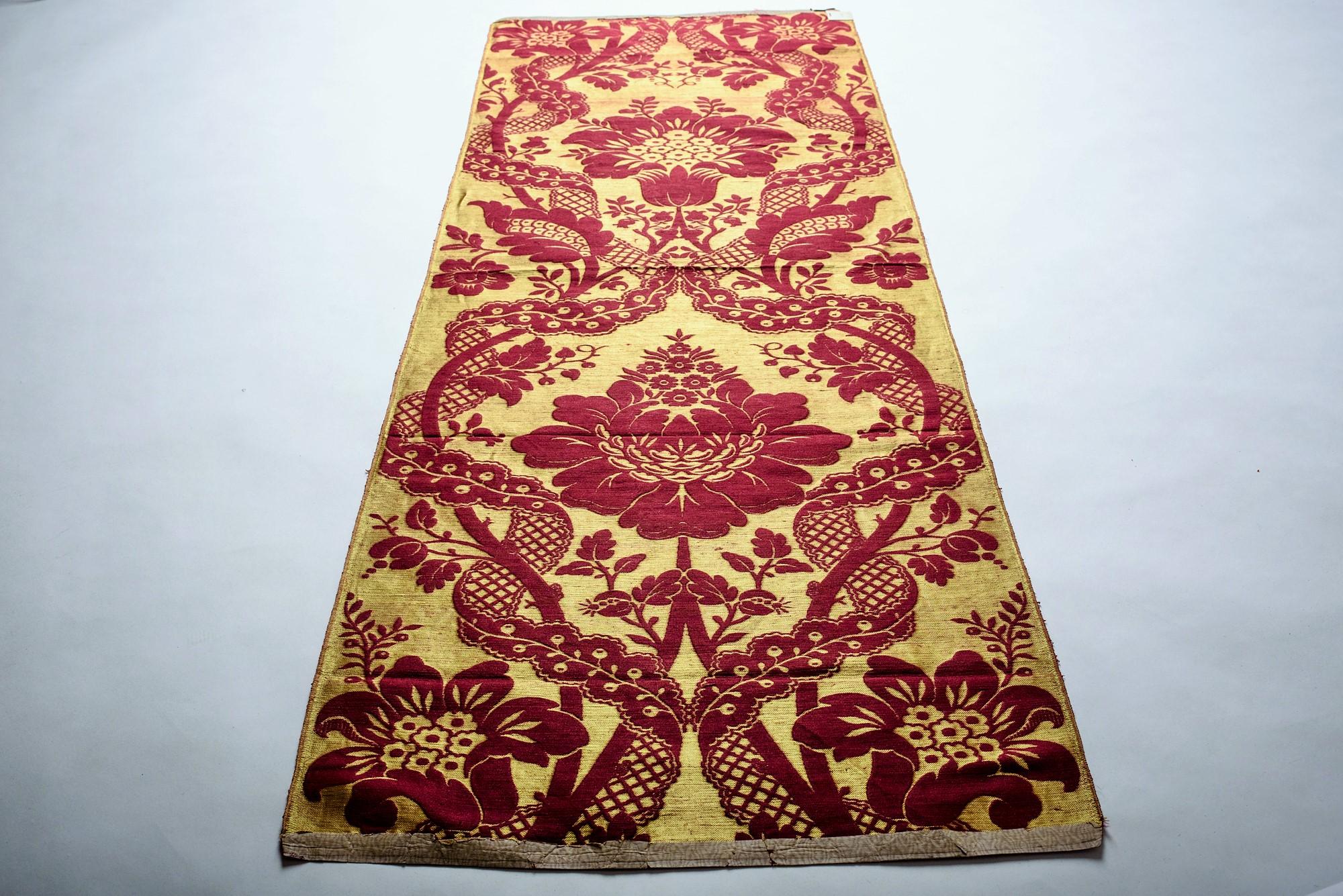 A cherry and yellow gold Silk Lampas Pane - Lyon or Tours Circa 1870  In Good Condition For Sale In Toulon, FR