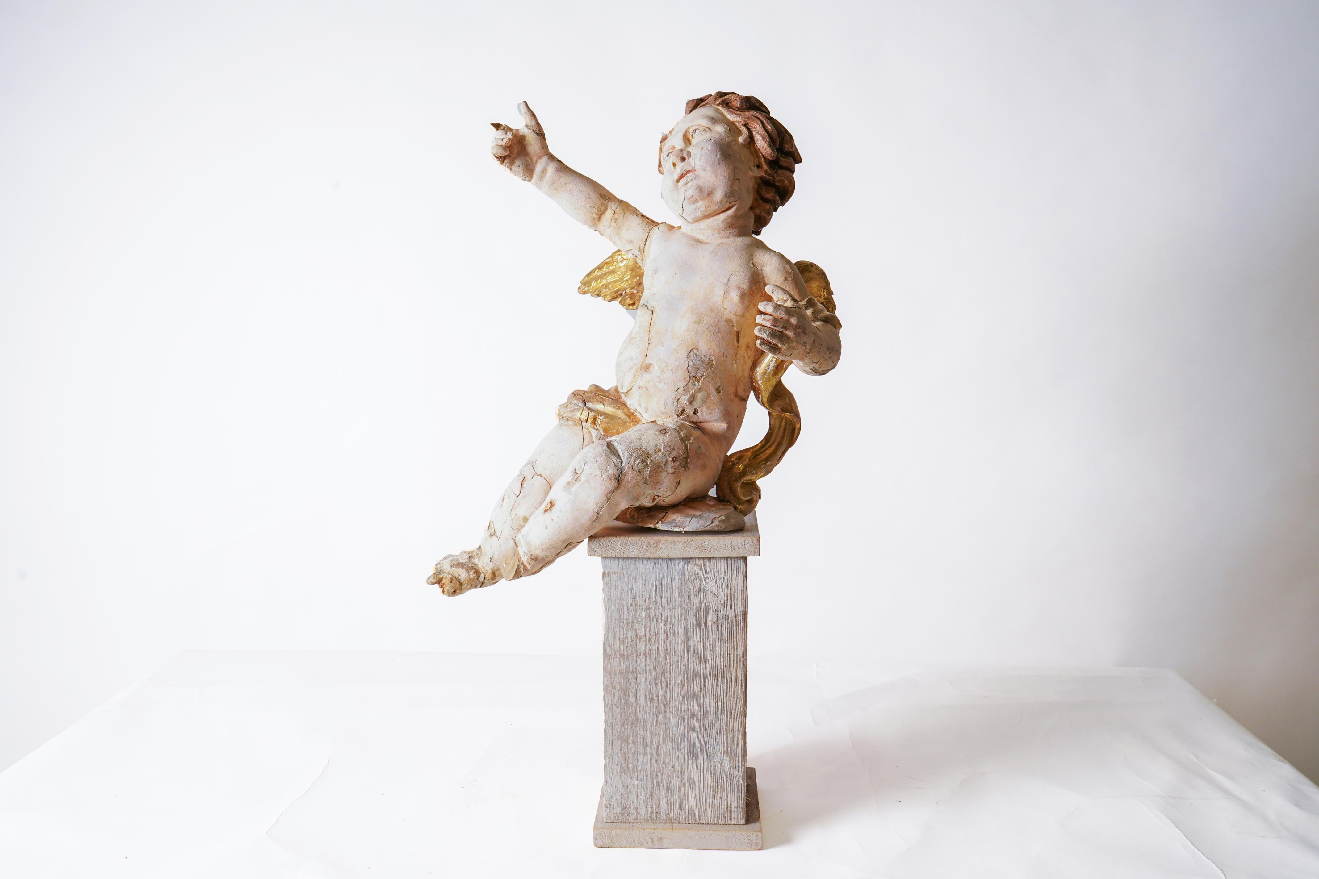 Baroque chérubin sculpté dans du bois polychrome et doré en vente