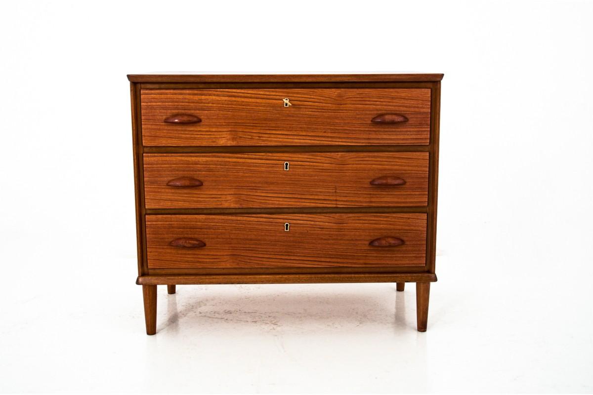 Cassettiera, design danese, anni '60

ottime condizioni, dopo una ristrutturazione professionale.

Wood: teak

Dimensioni: altezza 68 cm larghezza 79 cm profondità 40 cm