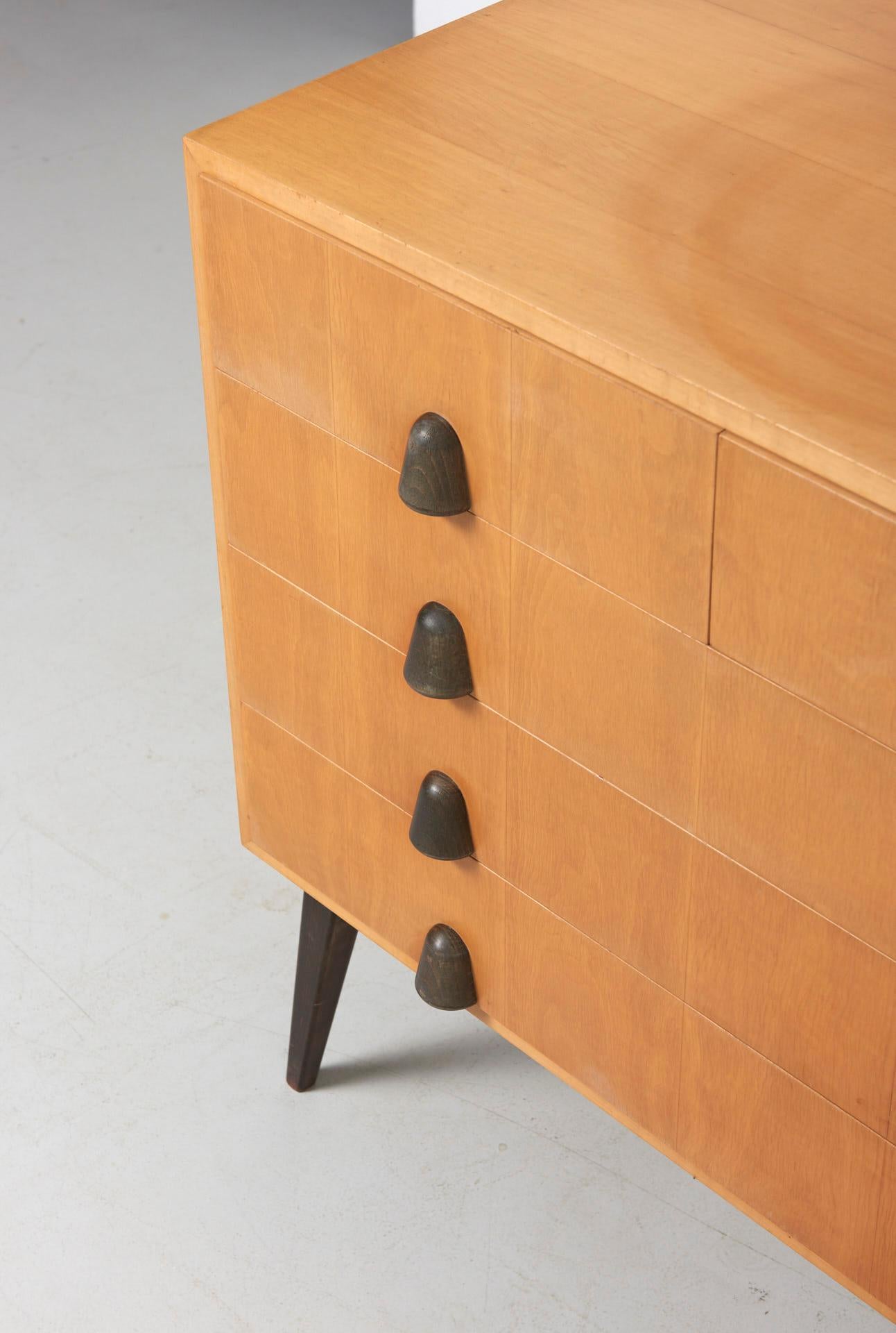 Chest of Drawers in Ash Italian 1950s Style im Zustand „Gut“ in Antwerpen, BE