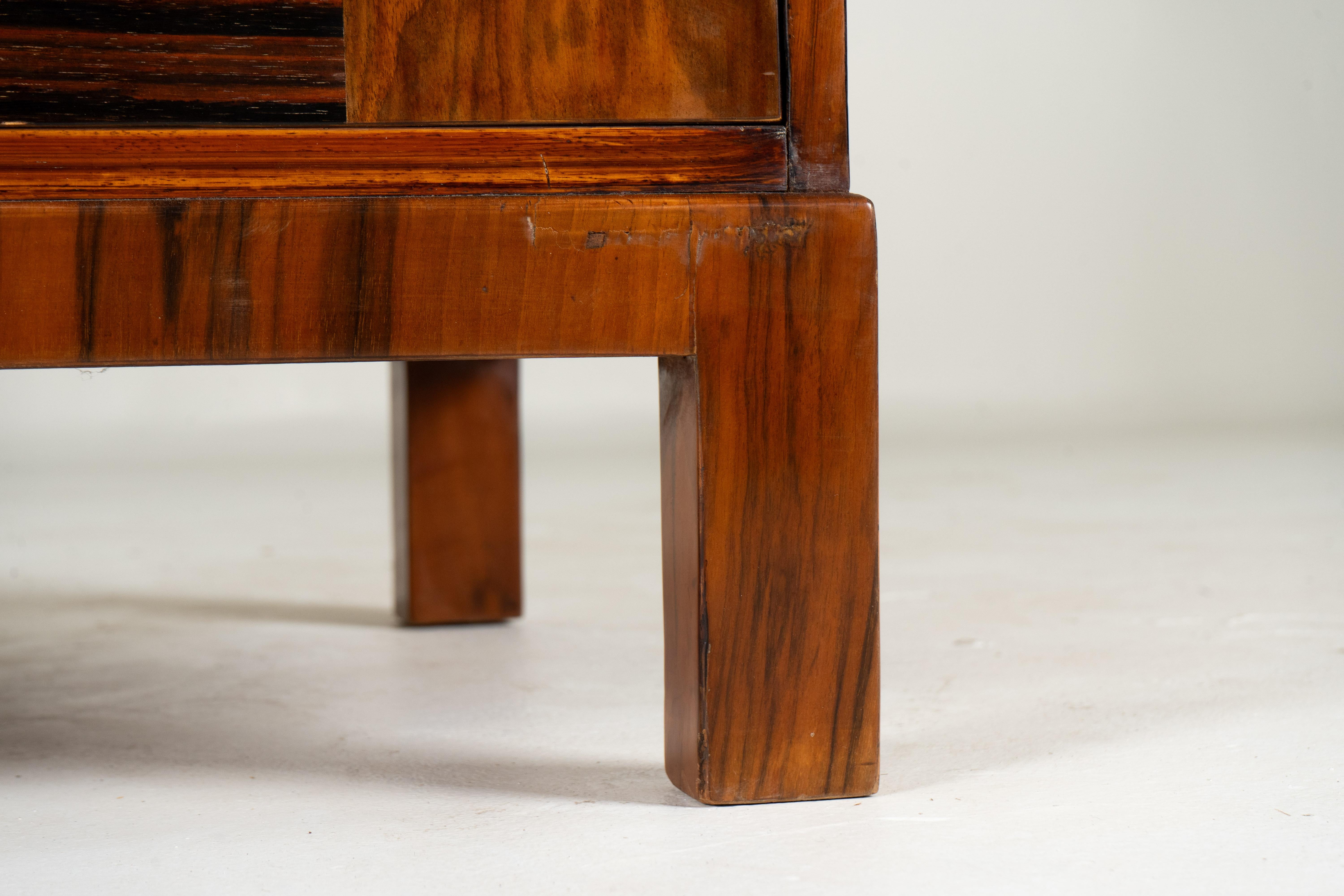 A Chest of Drawers With Triangular Parquetry For Sale 4