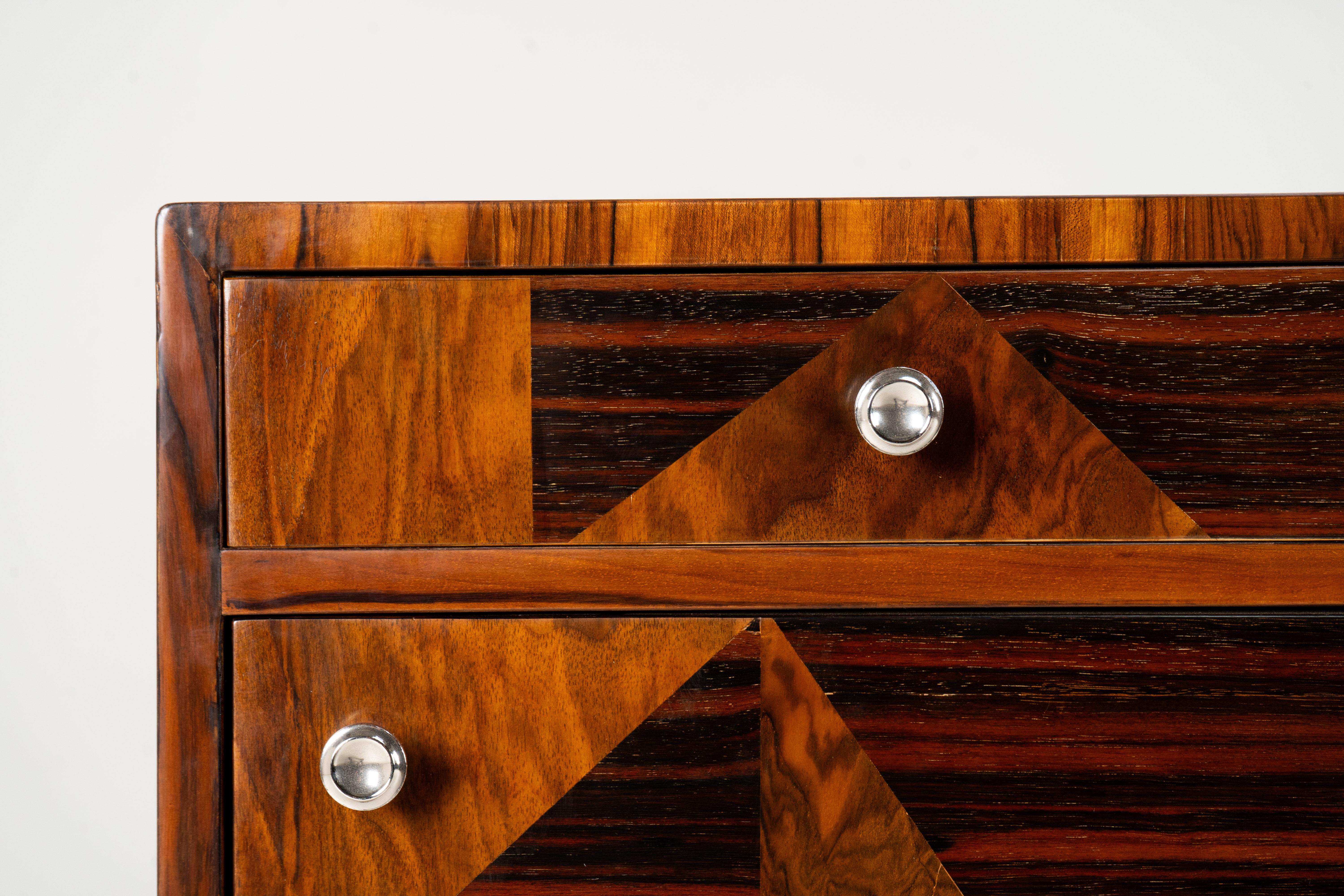 A Chest of Drawers With Triangular Parquetry For Sale 6