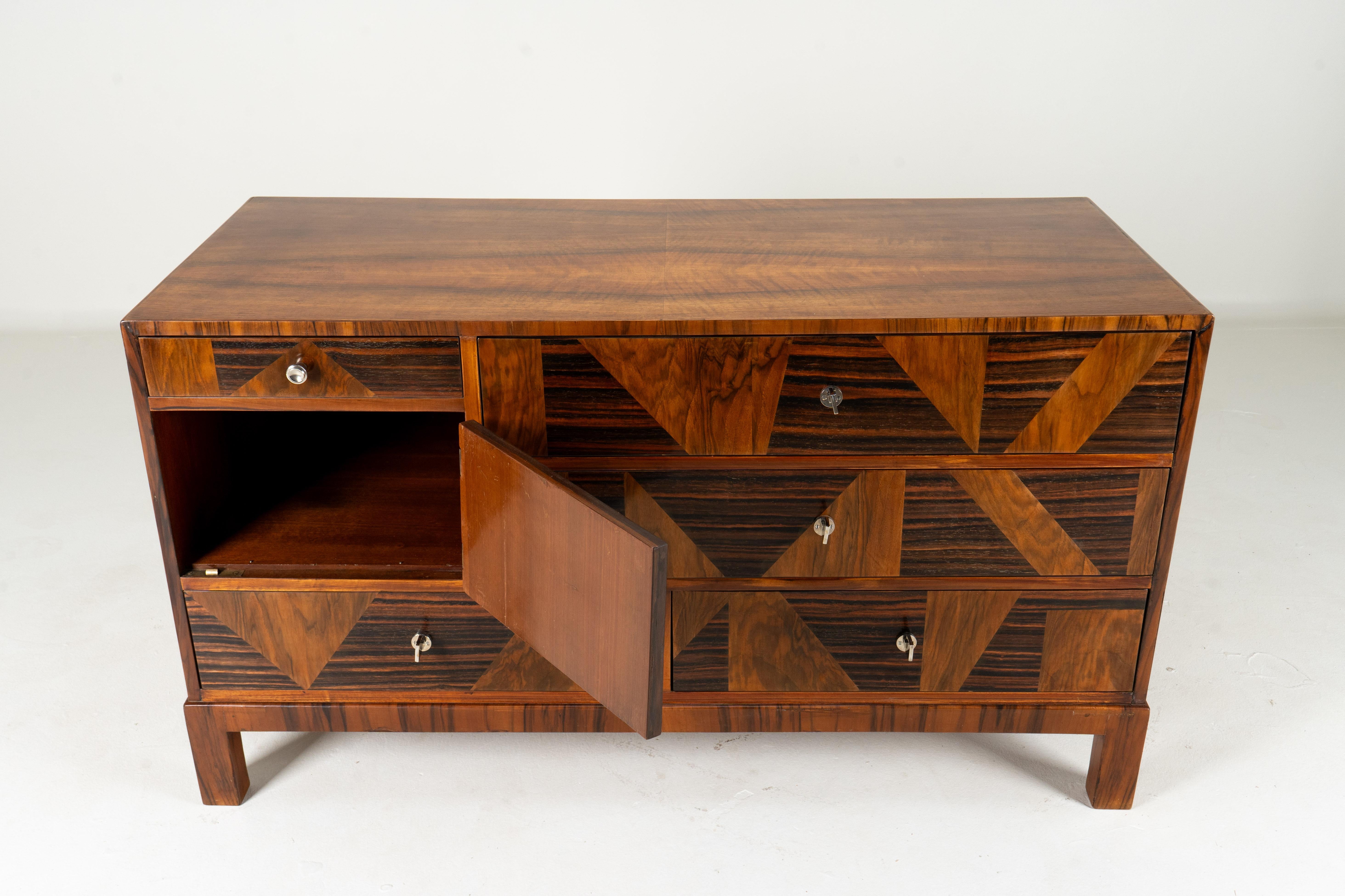 A Chest of Drawers With Triangular Parquetry In Good Condition For Sale In Chicago, IL