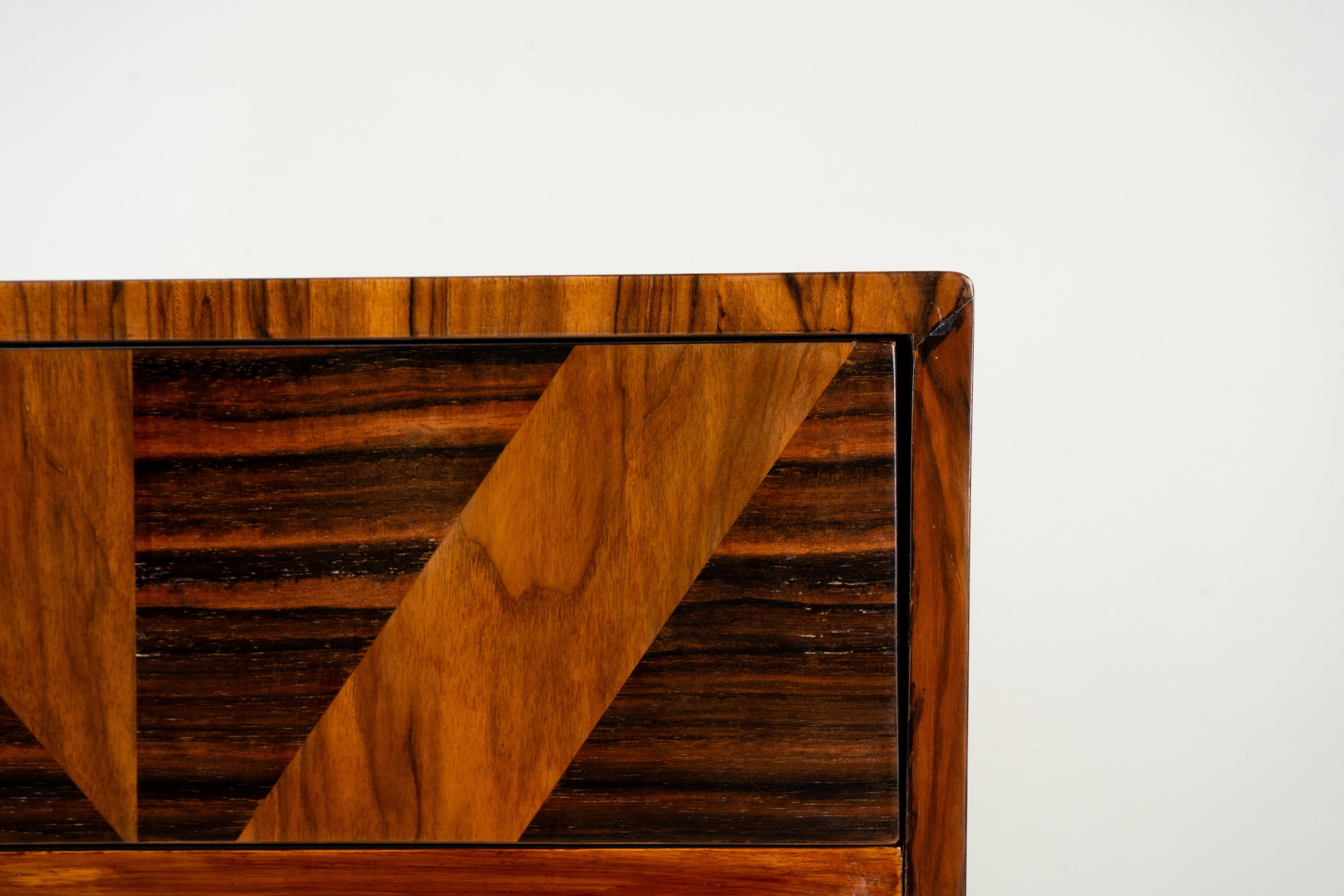 A Chest of Drawers With Triangular Parquetry For Sale 3