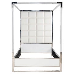 Una elegante cama con dosel de acrílico cromado y tamaño queen al estilo de Charles Hollis Jones