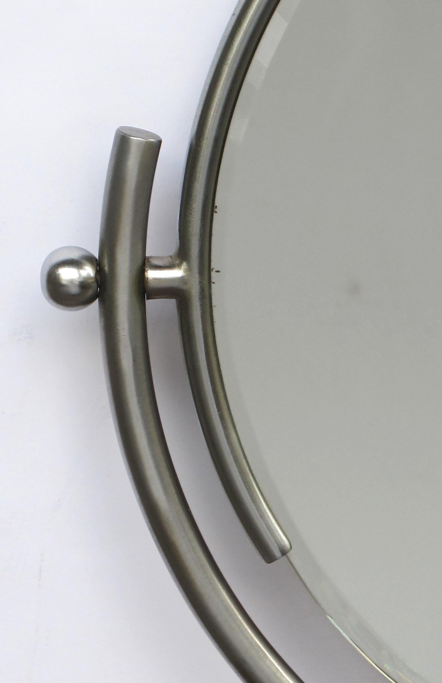 Amerikanischer Art-Déco-Schminkspiegel aus Stahl aus den 1930er Jahren auf einem Ahornholzsockel (Art déco) im Angebot