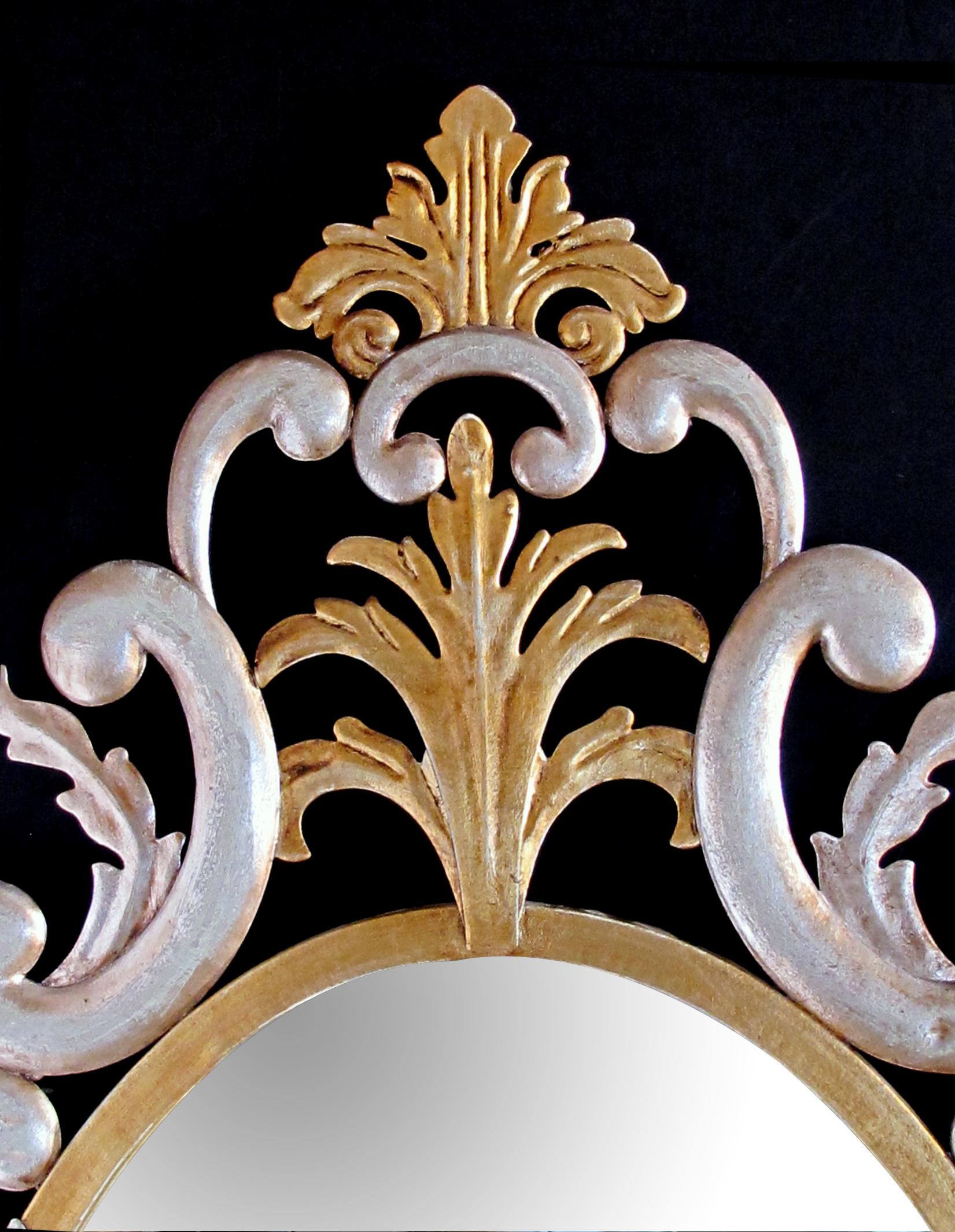 Un miroir de style renaissance rococo avec une touche de modernité, la plaque ovale dans un cadre en métal doré composé de volutes en C et de rinceaux feuillus.