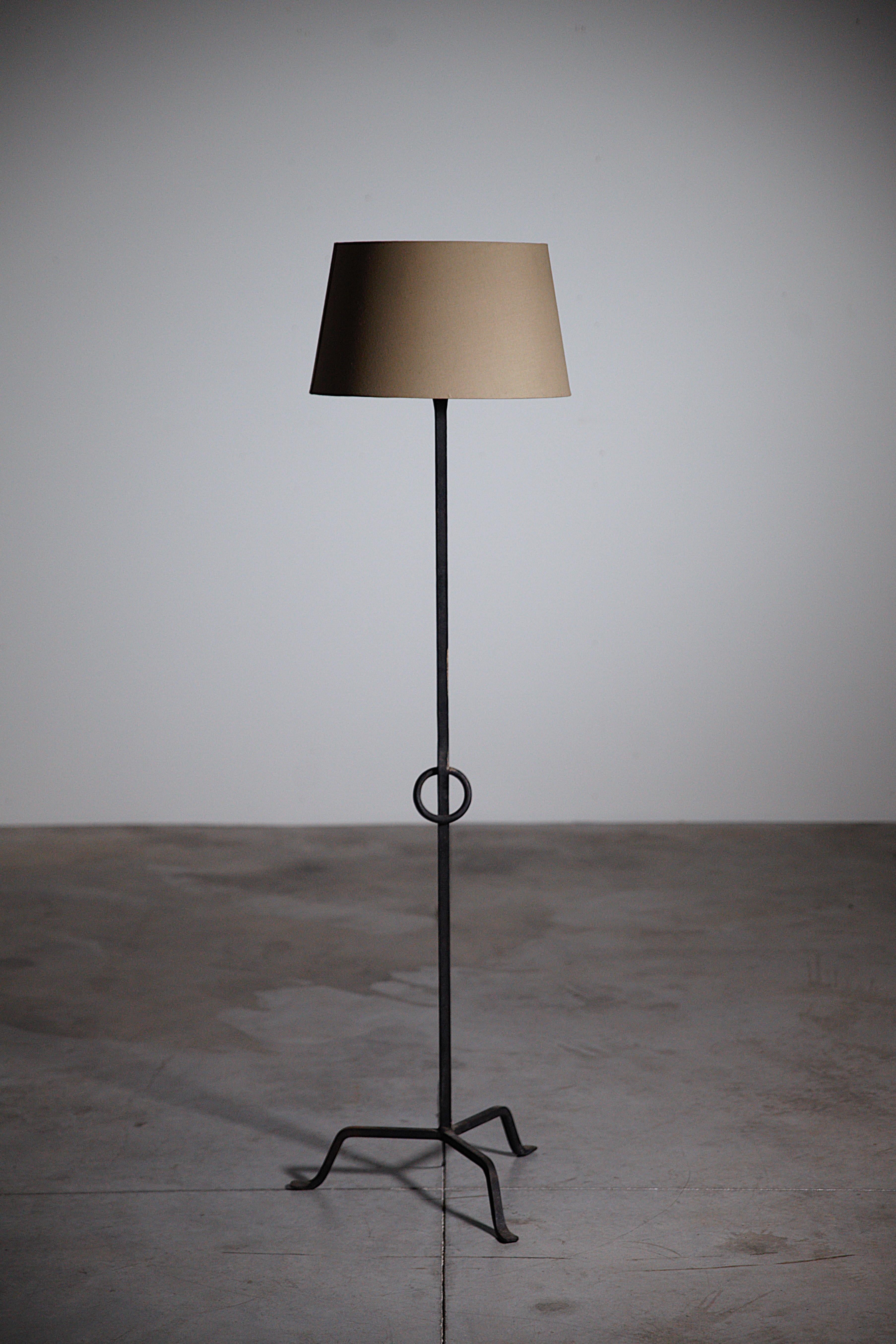 Lámpara de pie elegante de hierro forjado Francia años 50.

Metal pintado de negro.

Atractivos detalles de forja y hermosa pátina

 Una lámpara de pie chic y elegante

En buen estado.

Informe : Restos de pintura blanca en la estructura. La