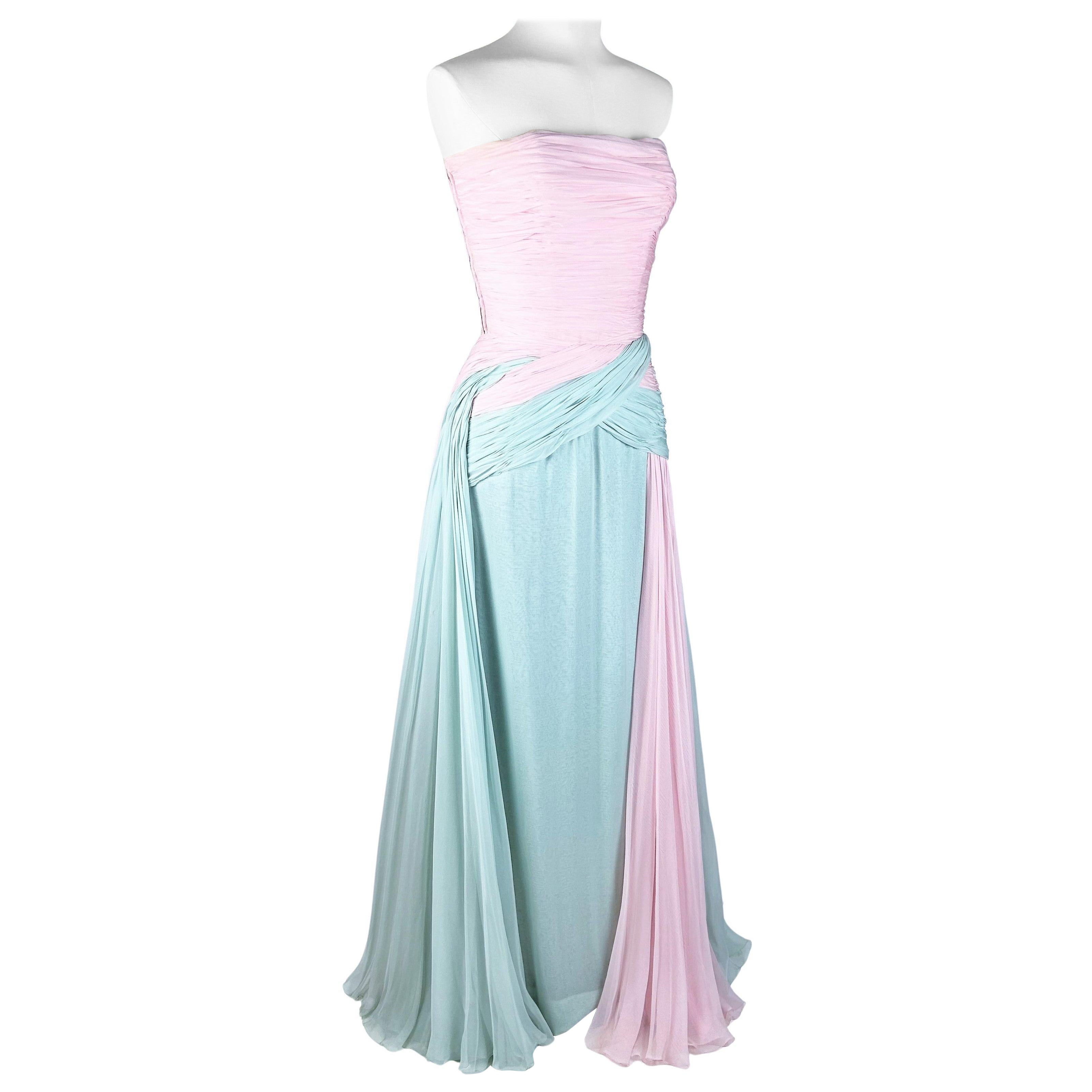Une robe de bal en mousseline de Jean Dessès Haute Couture Paris France Circa 1956