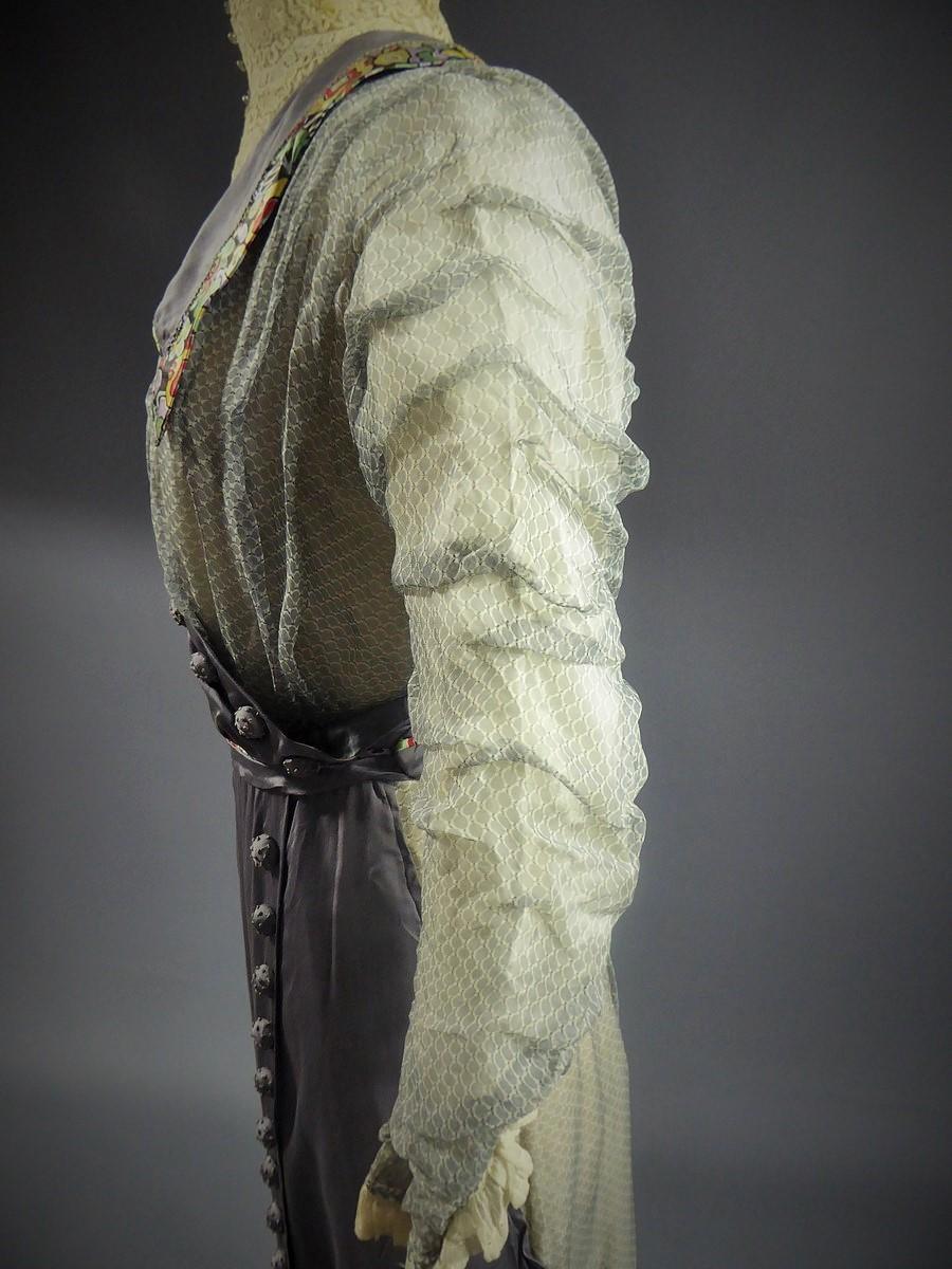 Robe de thé édouardienne en mousseline et satin imprimé - Angleterre Circa 1905 en vente 5