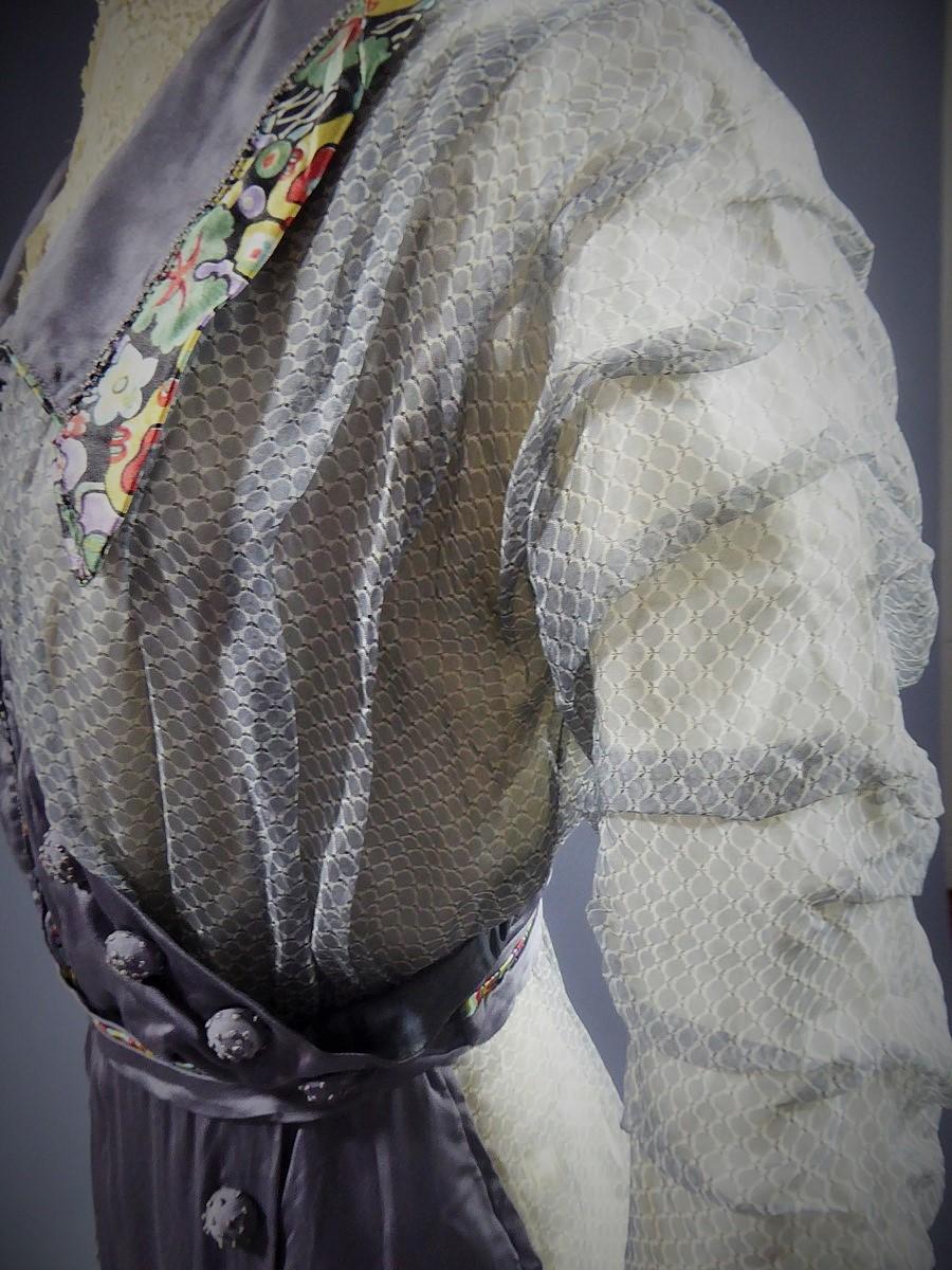 Robe de thé édouardienne en mousseline et satin imprimé - Angleterre Circa 1905 en vente 6